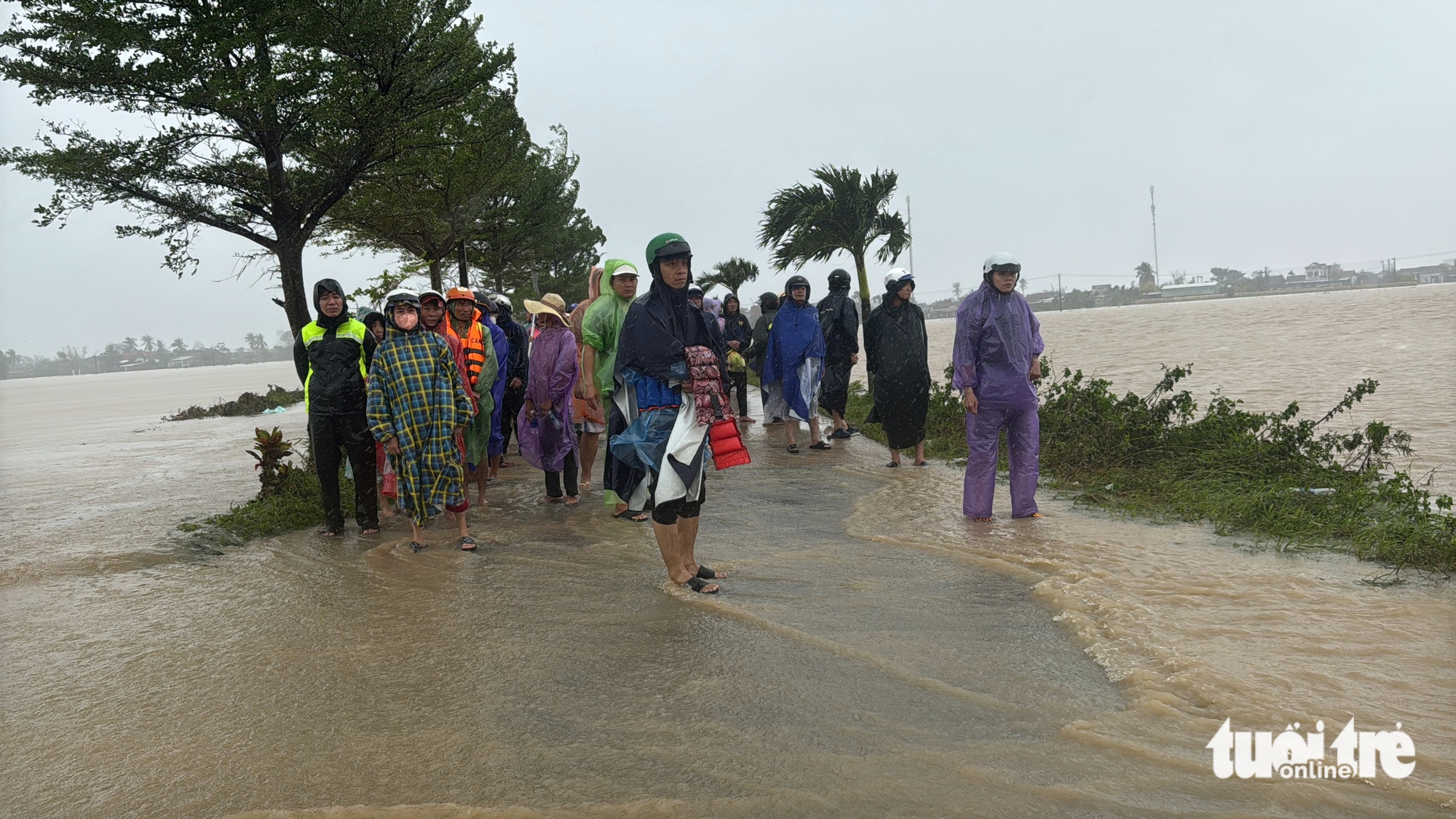 得乐省：数千户居民被困洪水中等待救援