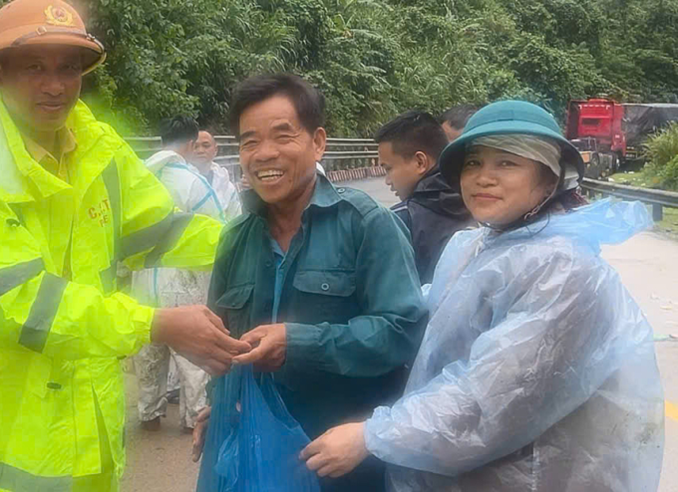 洛索山口继续发生山体滑坡,50人被困四天