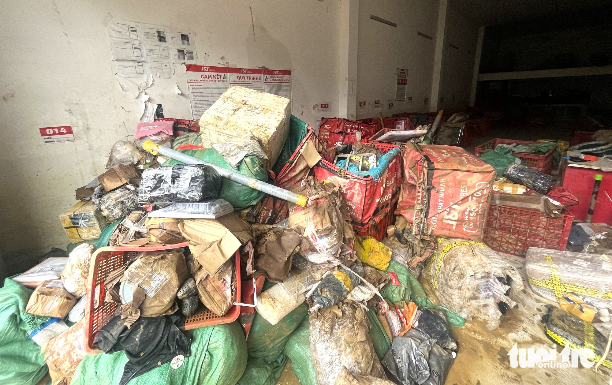 庆和省的学校在历史性洪水后一片狼藉，部队共同参与清理