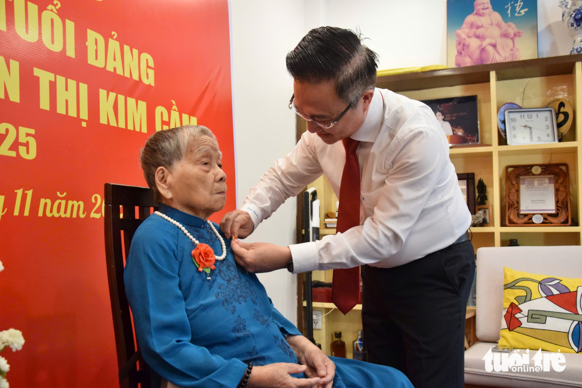 副书记邓明通向陈氏金琴同志颁发党龄70年徽章