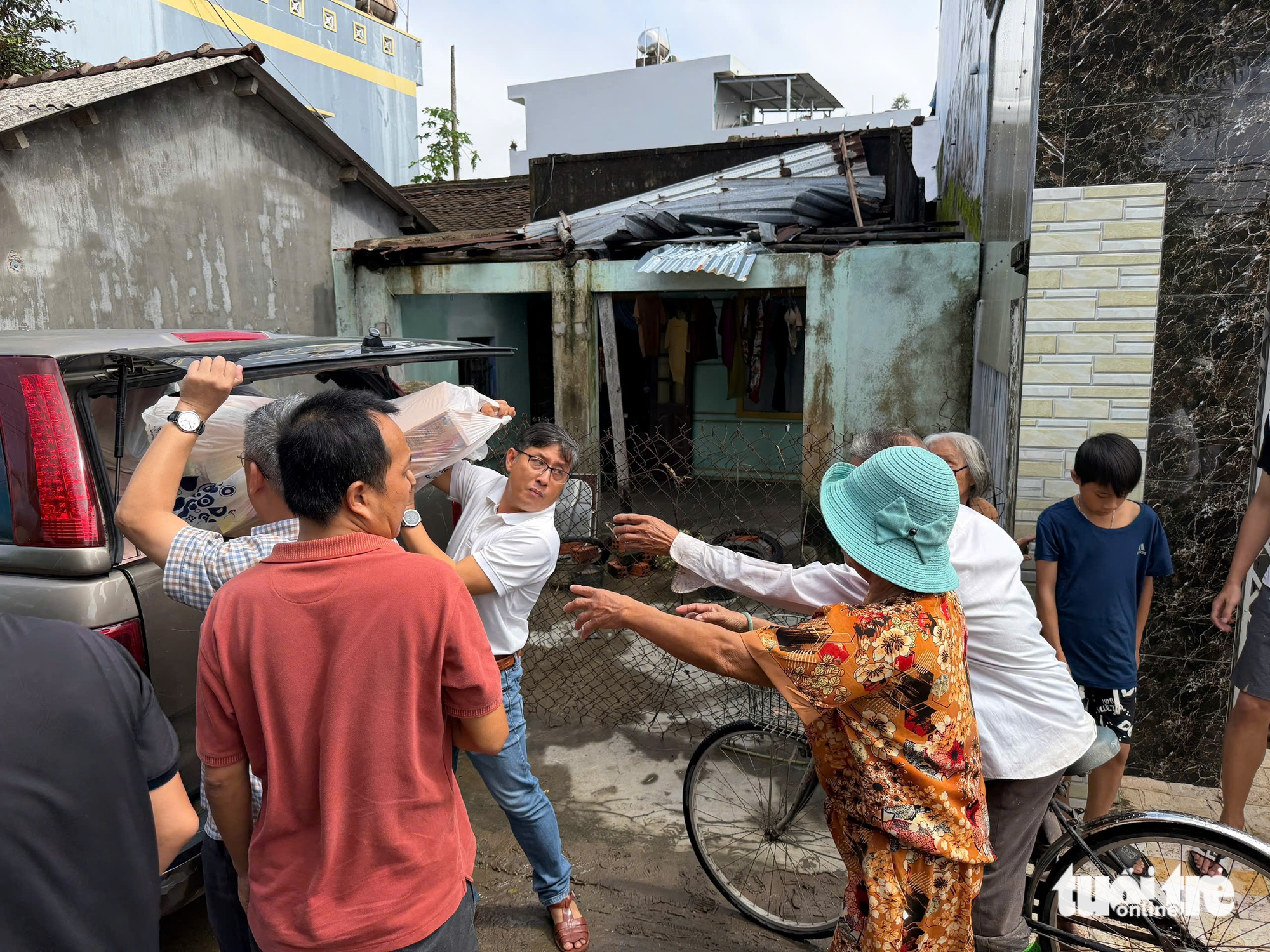 青年报继续向同和洪灾中心发放100份紧急救援物资
