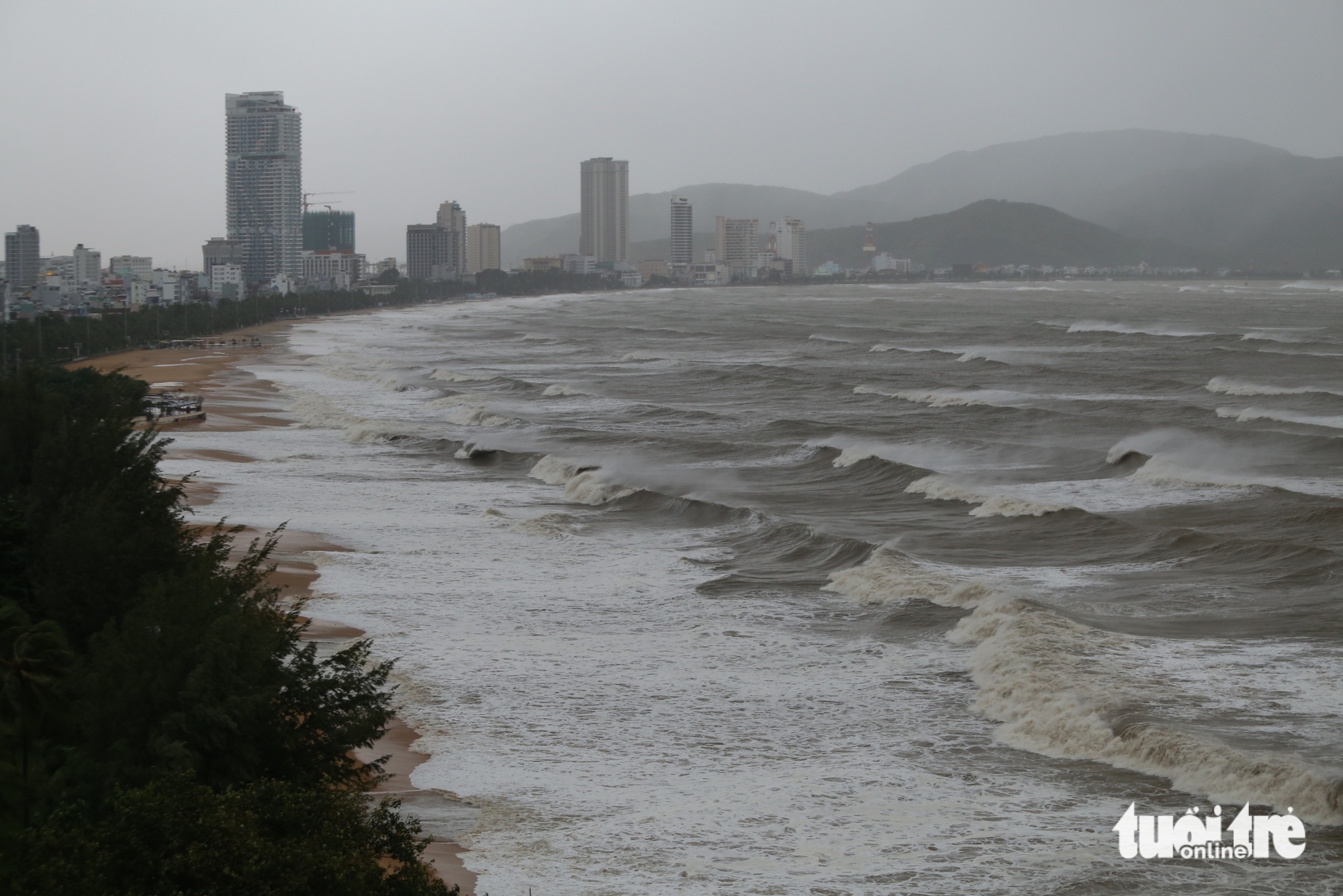 归仁大雨如注，强风阵阵，海浪高达3米