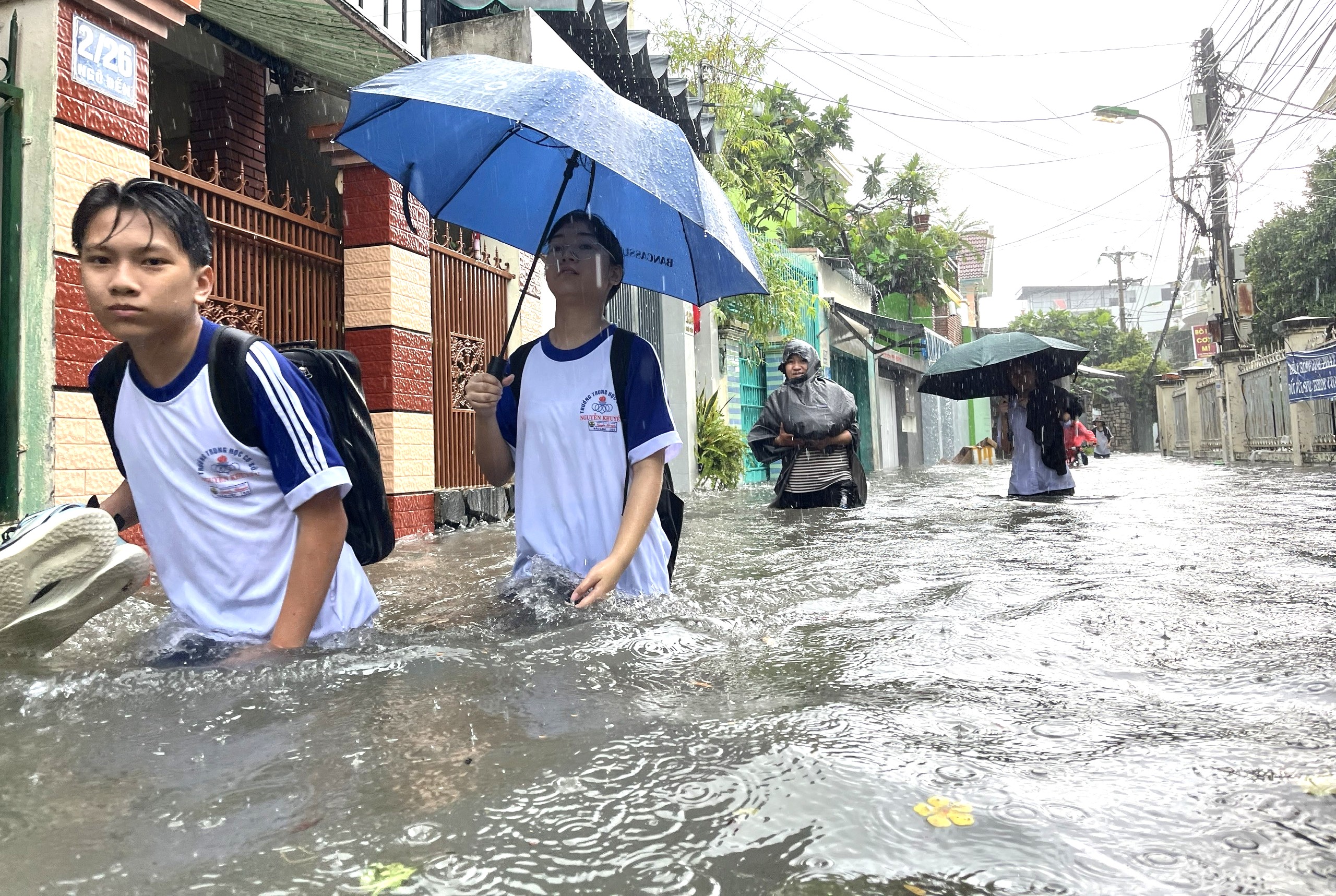 大雨，洪水涌入芽庄北部的民居
