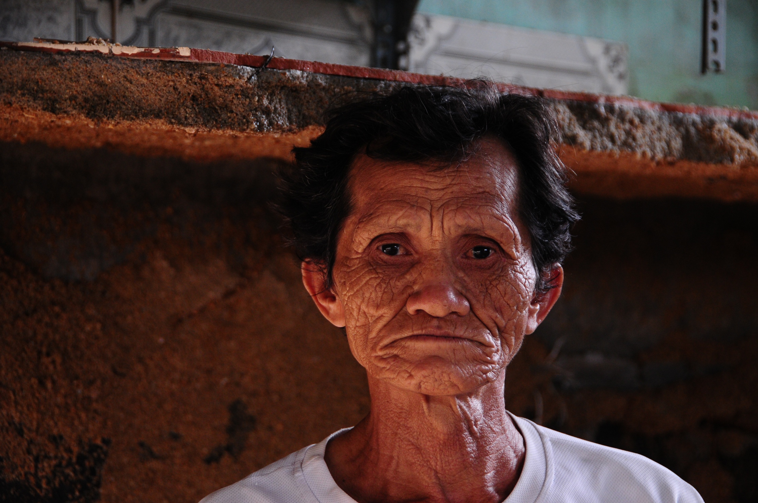 达克拉克洪水区令人心碎的场景：等待一床被褥的手臂，救援物资