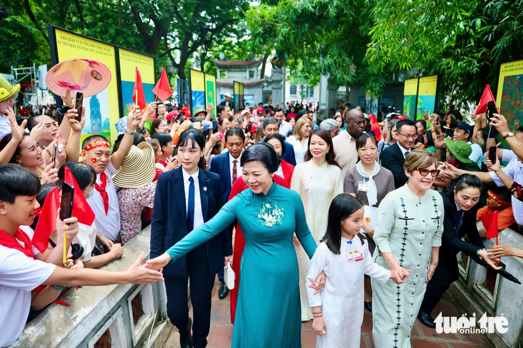 夫人吴芳丽与古巴领导人夫人在河内的感人重逢