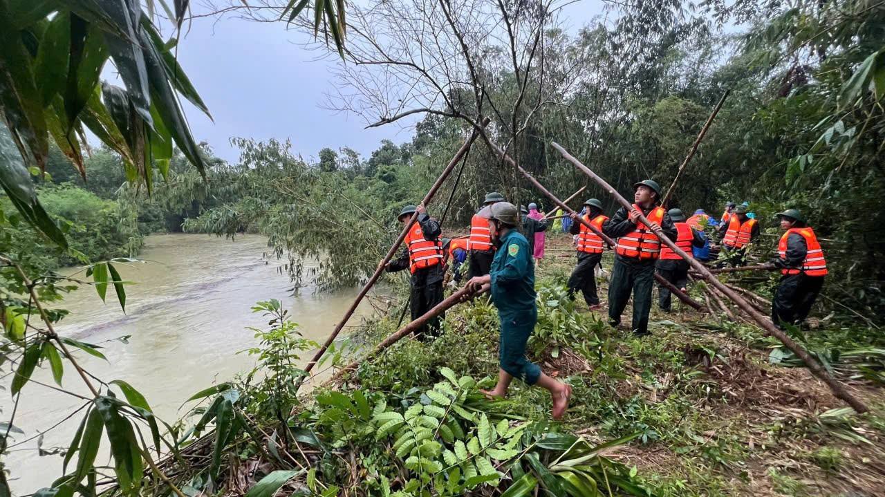 士兵和警察冒雨加固顺化市居民房屋附近河岸滑坡