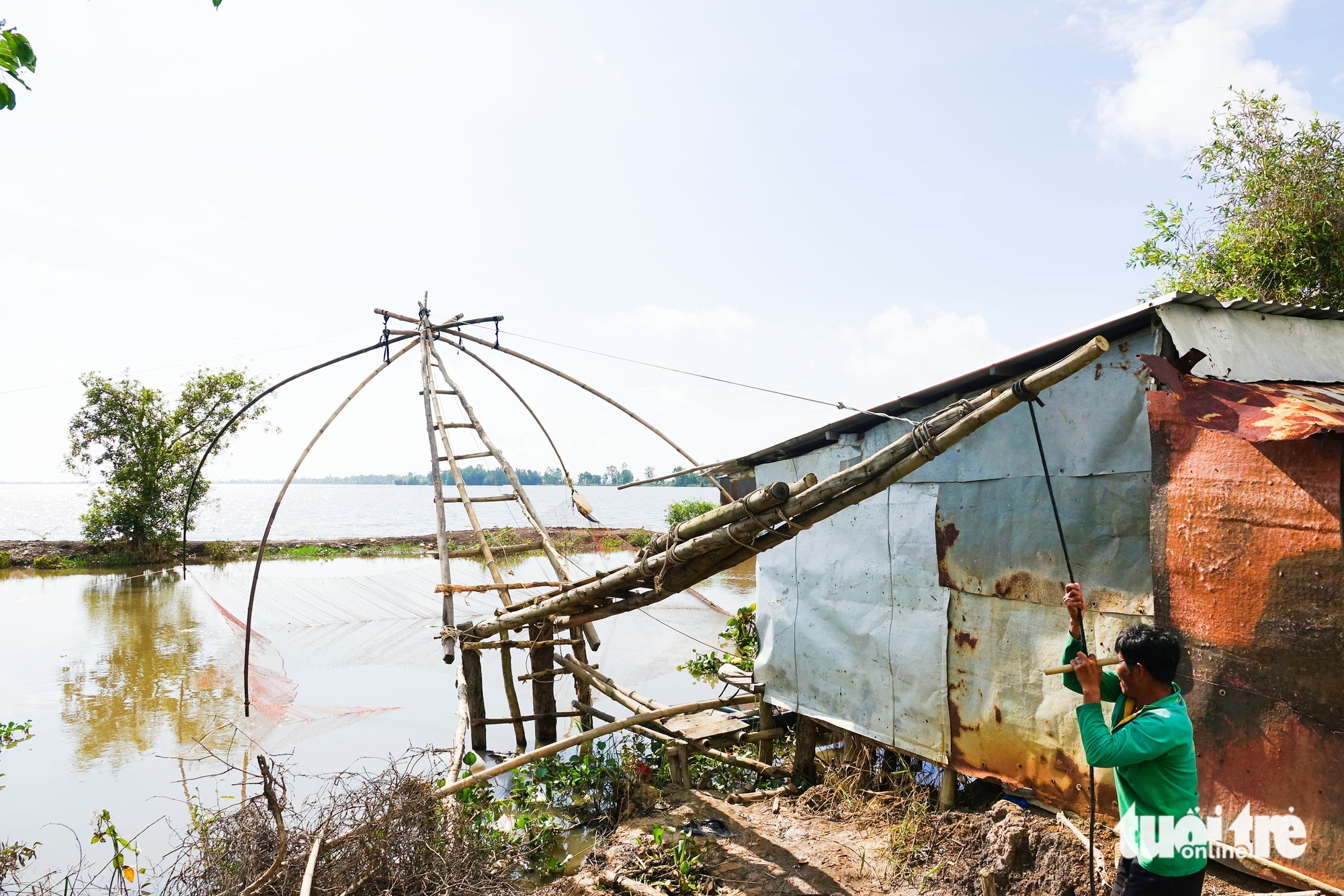 西部居民在洪水季节用网兜捕捉河流中的野生鱼