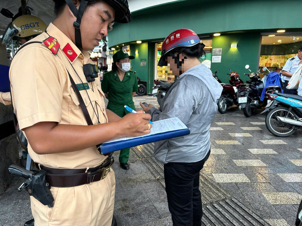 看到路堵就骑车上人行道走得更快？