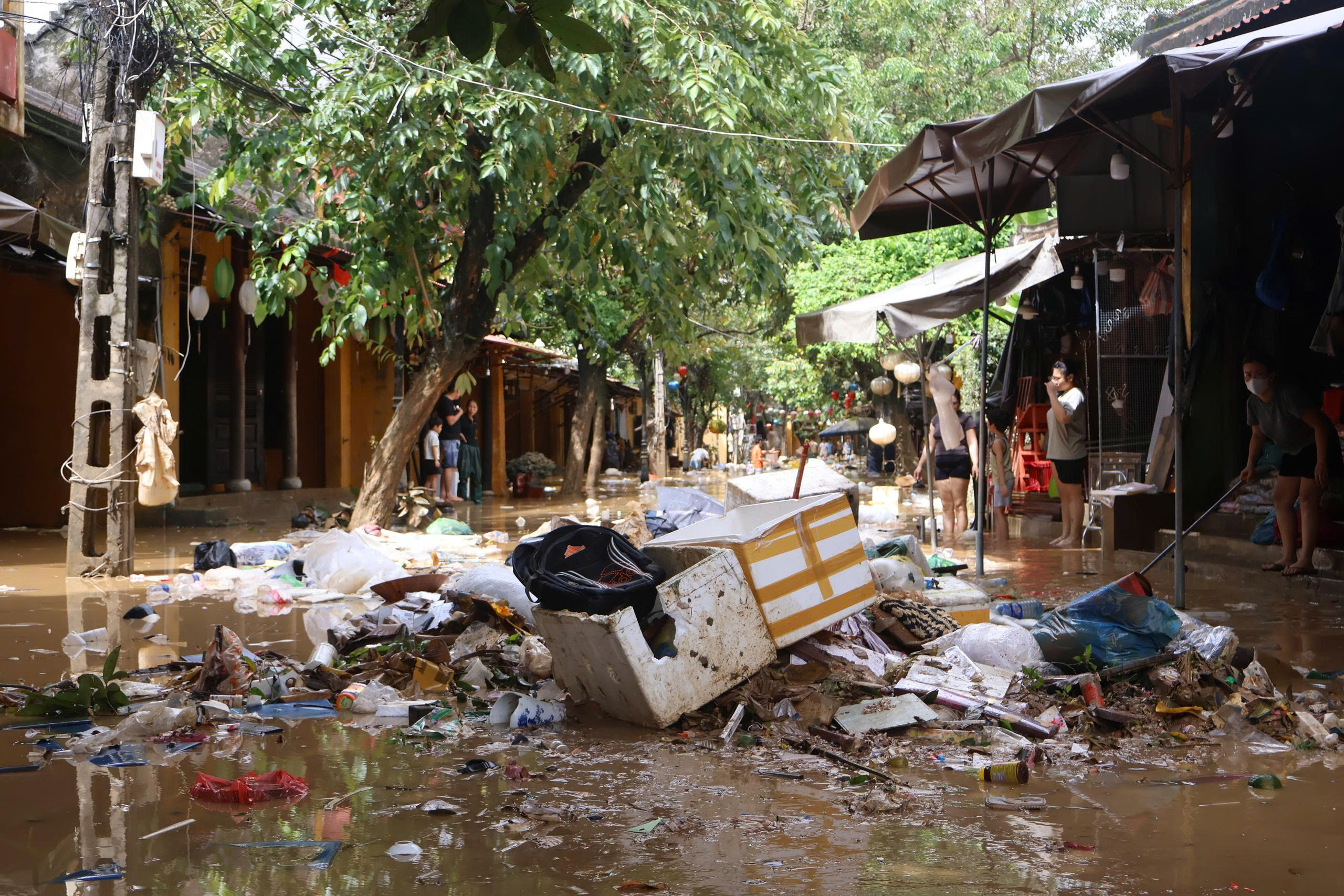 会安居民用油漆标记新洪水记录，自1964年辰年大灾难以来