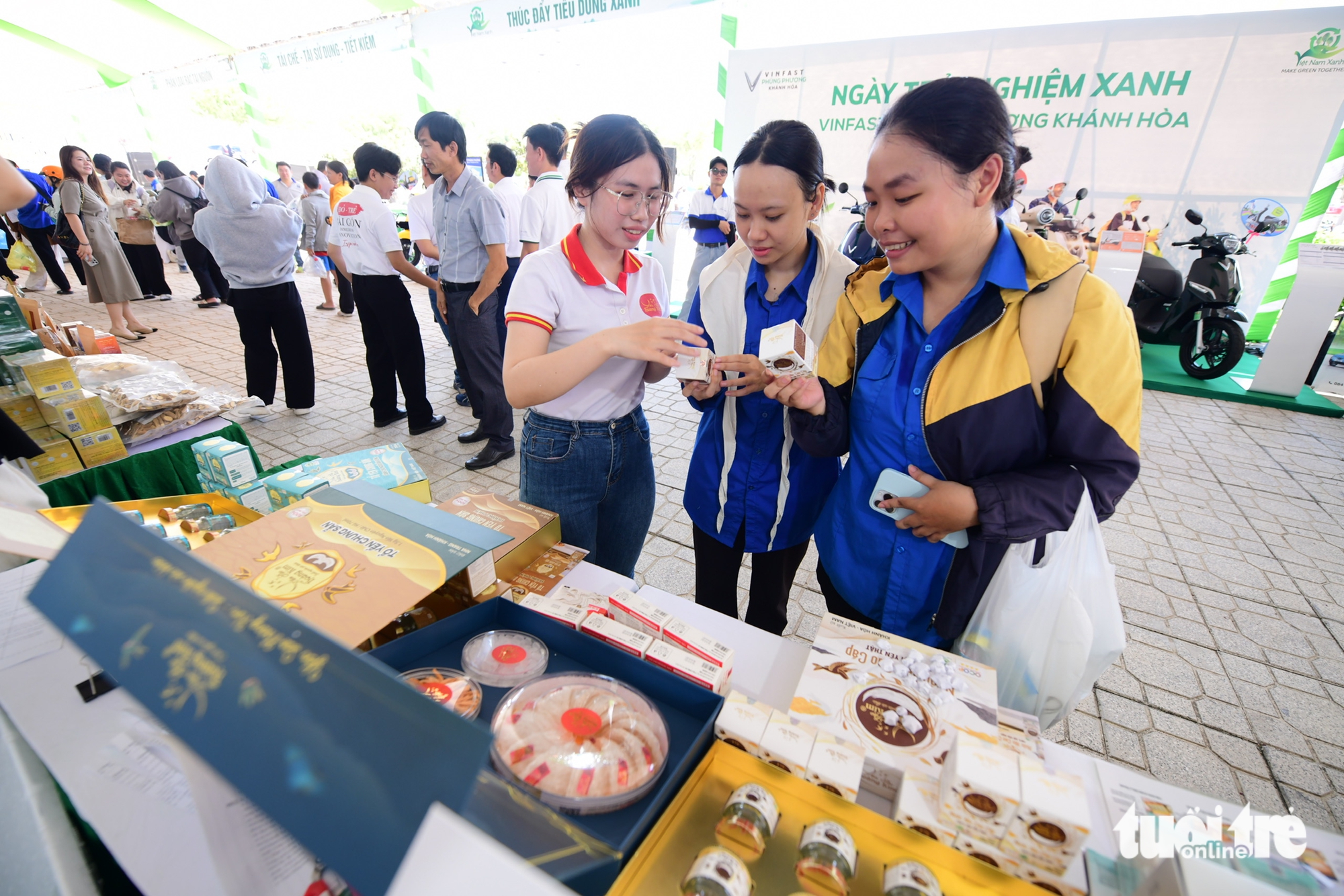 超过1200名游客探索庆和省绿色体验日，乘坐电动汽车，用垃圾换礼物