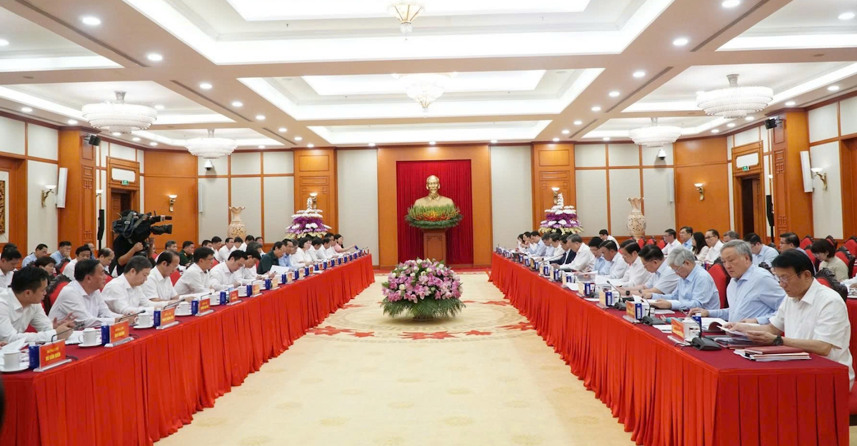 政治局对胡志明市和河内市党代会人事方案发表意见