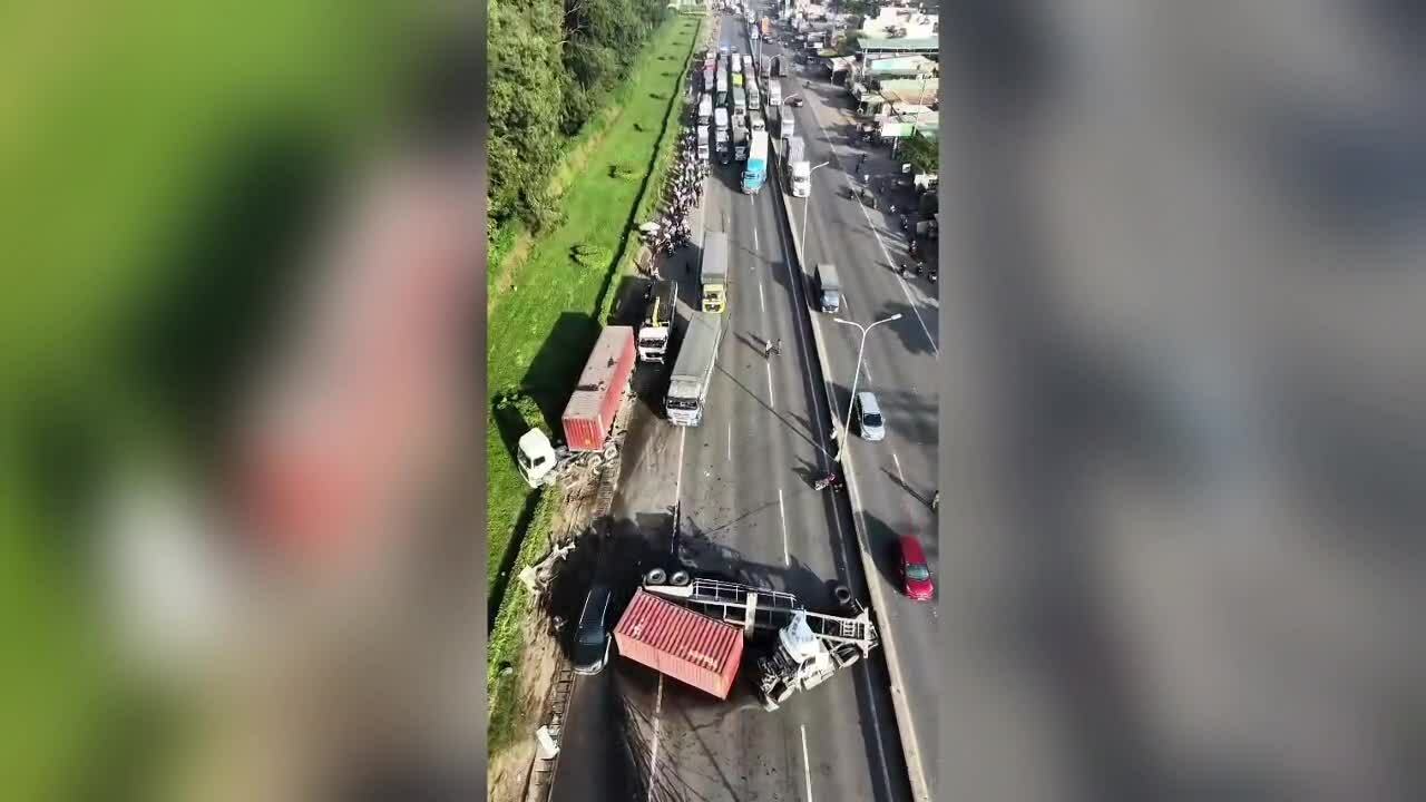 胡志明市-同奈省连接国道事故后拥堵10公里