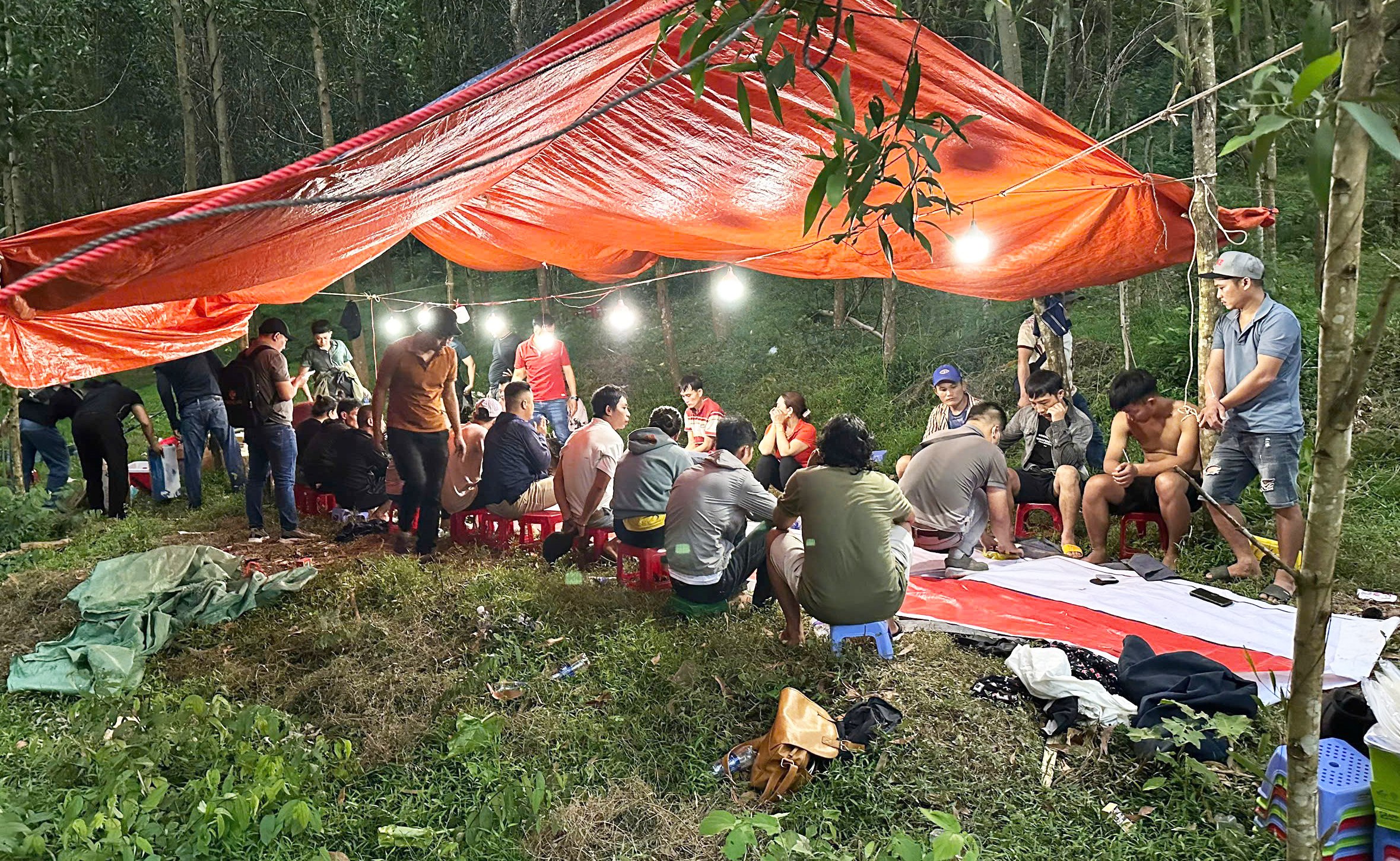 捣毁位于桉树林中的'骰子窝点'，甚至包括摩托车载赌徒进入赌博