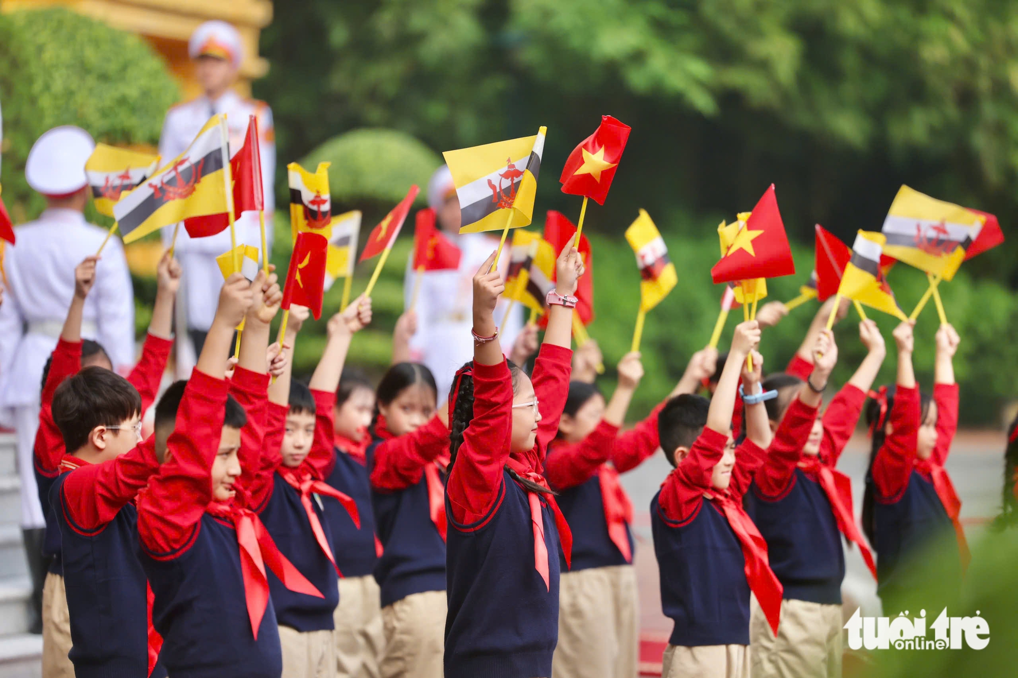 国家主席梁强主持迎接文莱苏丹仪式