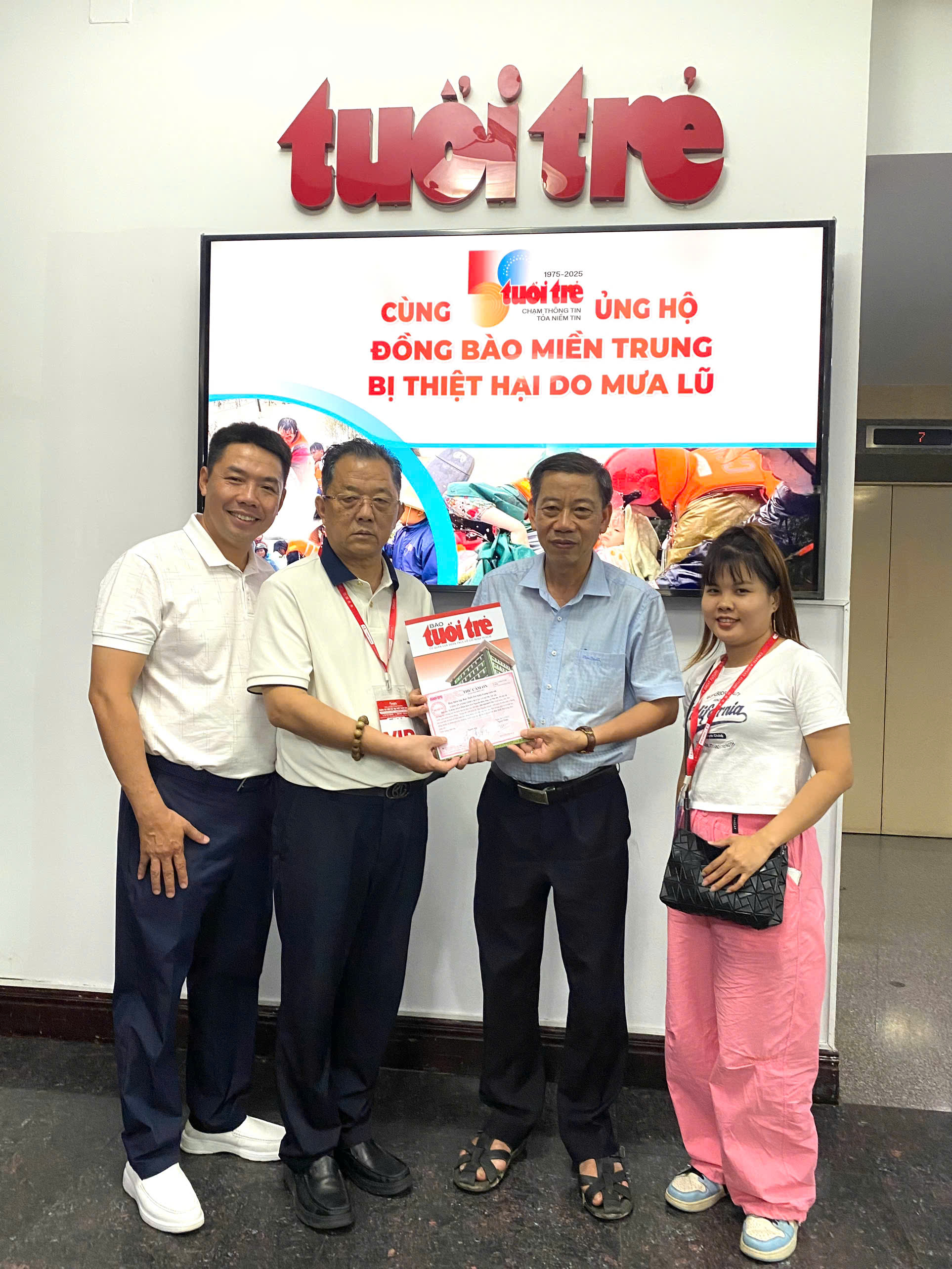 《青年报》读者为受洪灾影响的中部地区民众捐款超过240亿越南盾