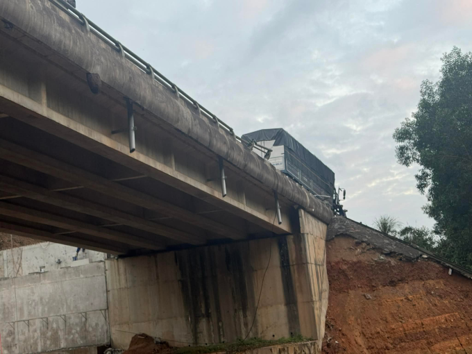 皮卡车被撞过护栏坠入溪流