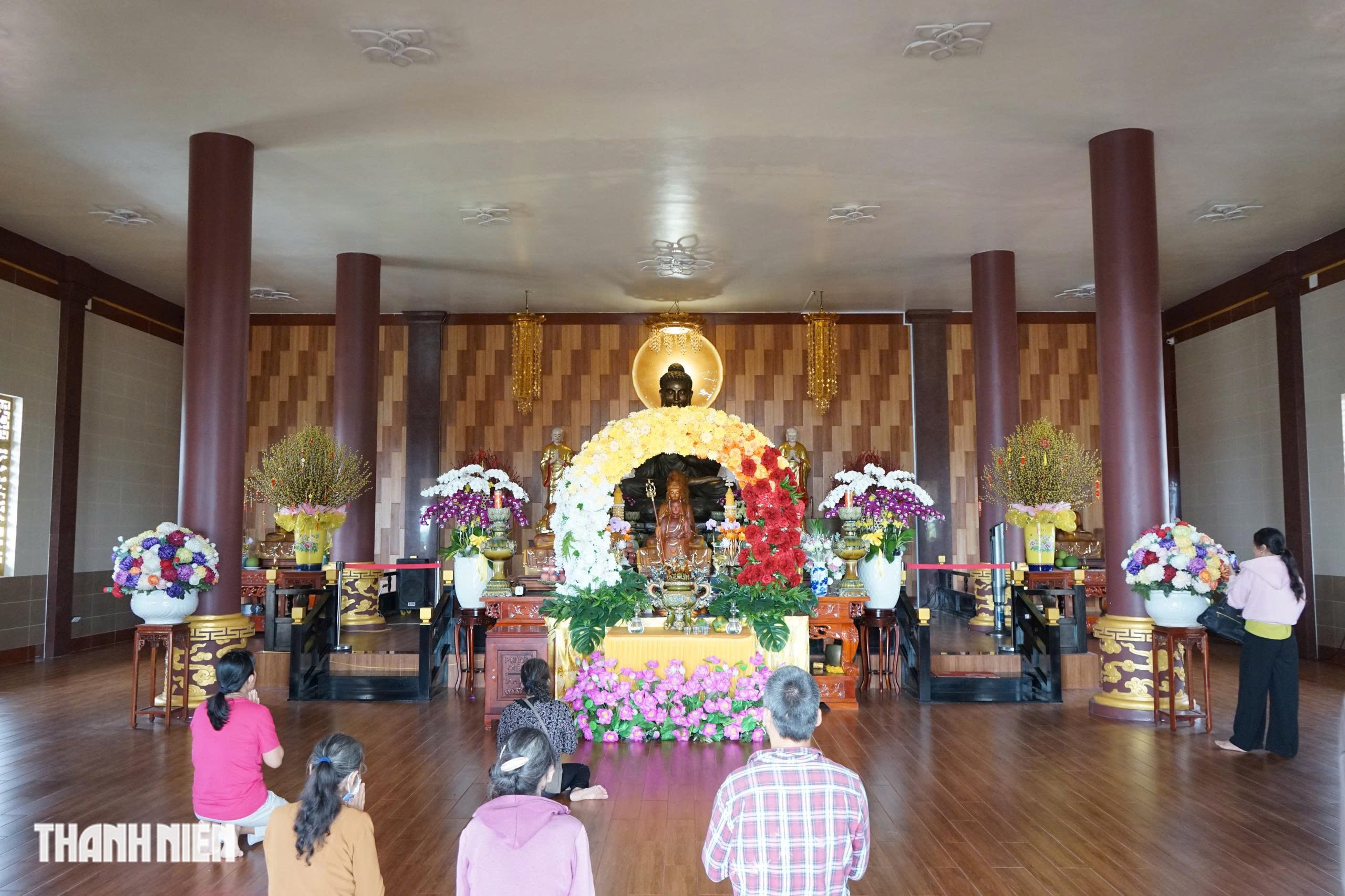 南海母寺位于三江交汇处，被果园环绕