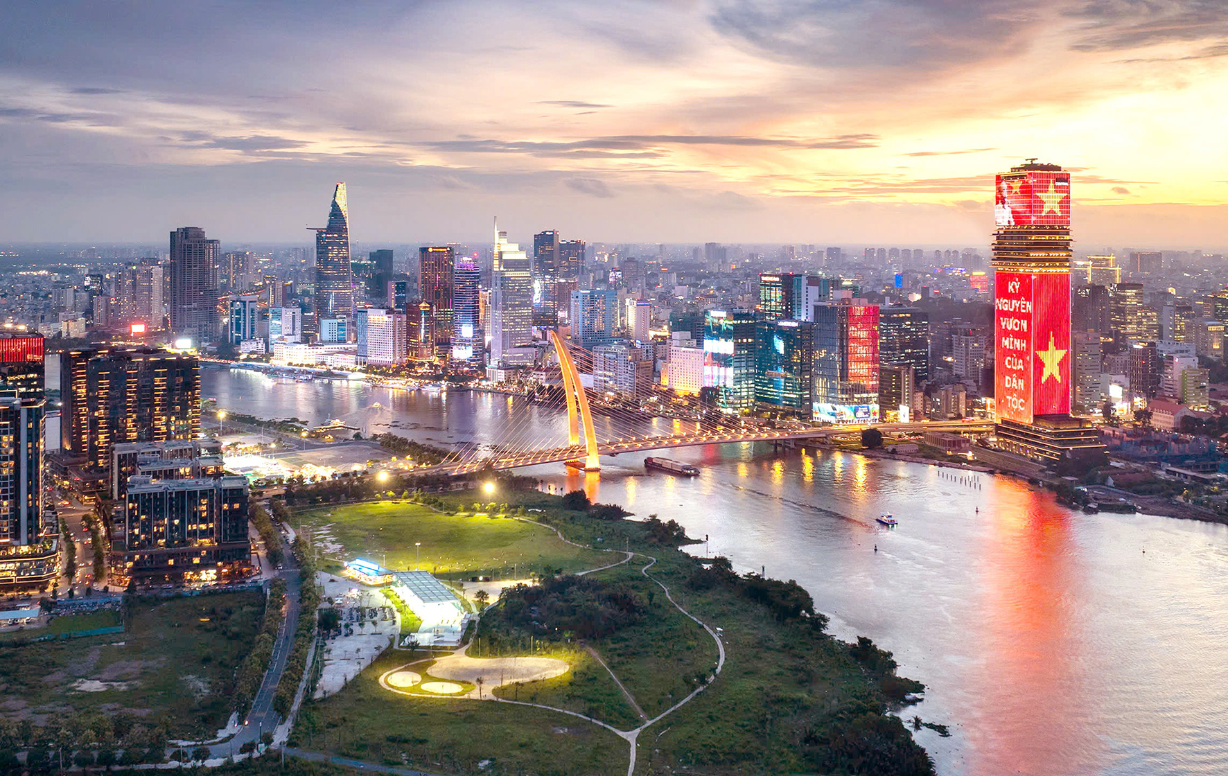 胡志明市人民委员会主席阮文德：现代化基础设施为人民幸福