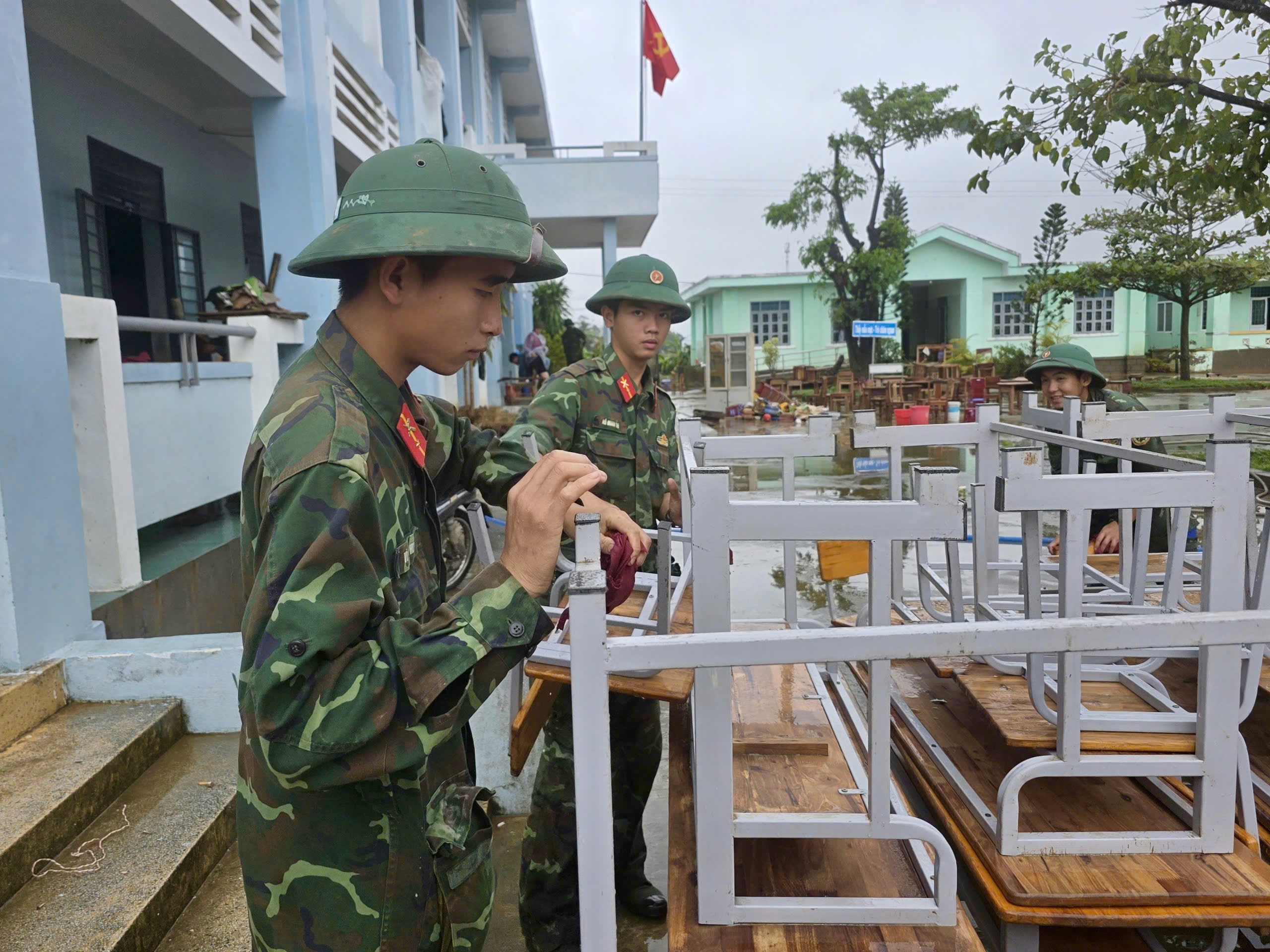 和盛乡在洪水后重新振作，民兵携手清理房屋和学校