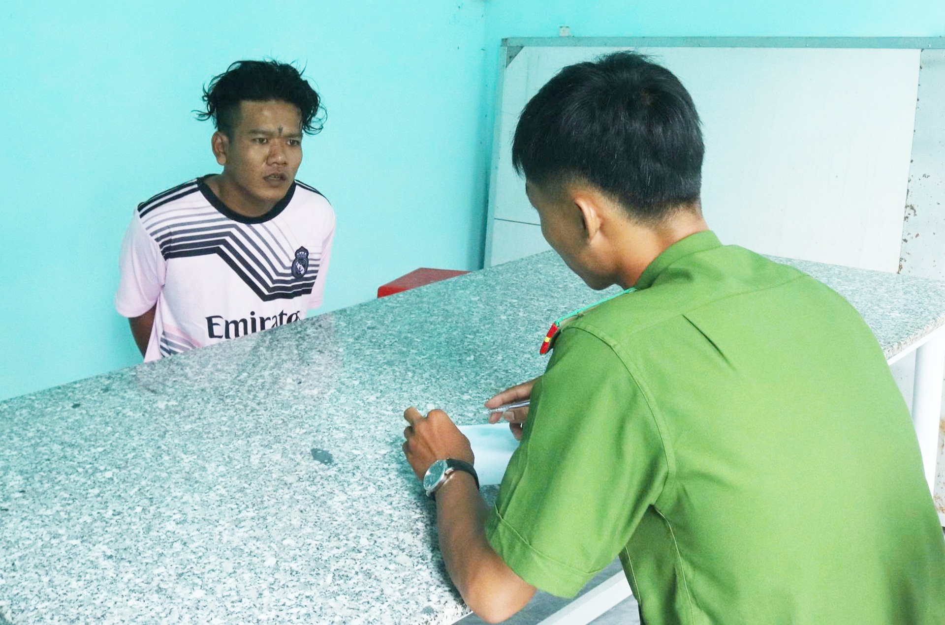 刑事拘留涉嫌实施多起盗窃金钱、黄金案件的嫌疑人