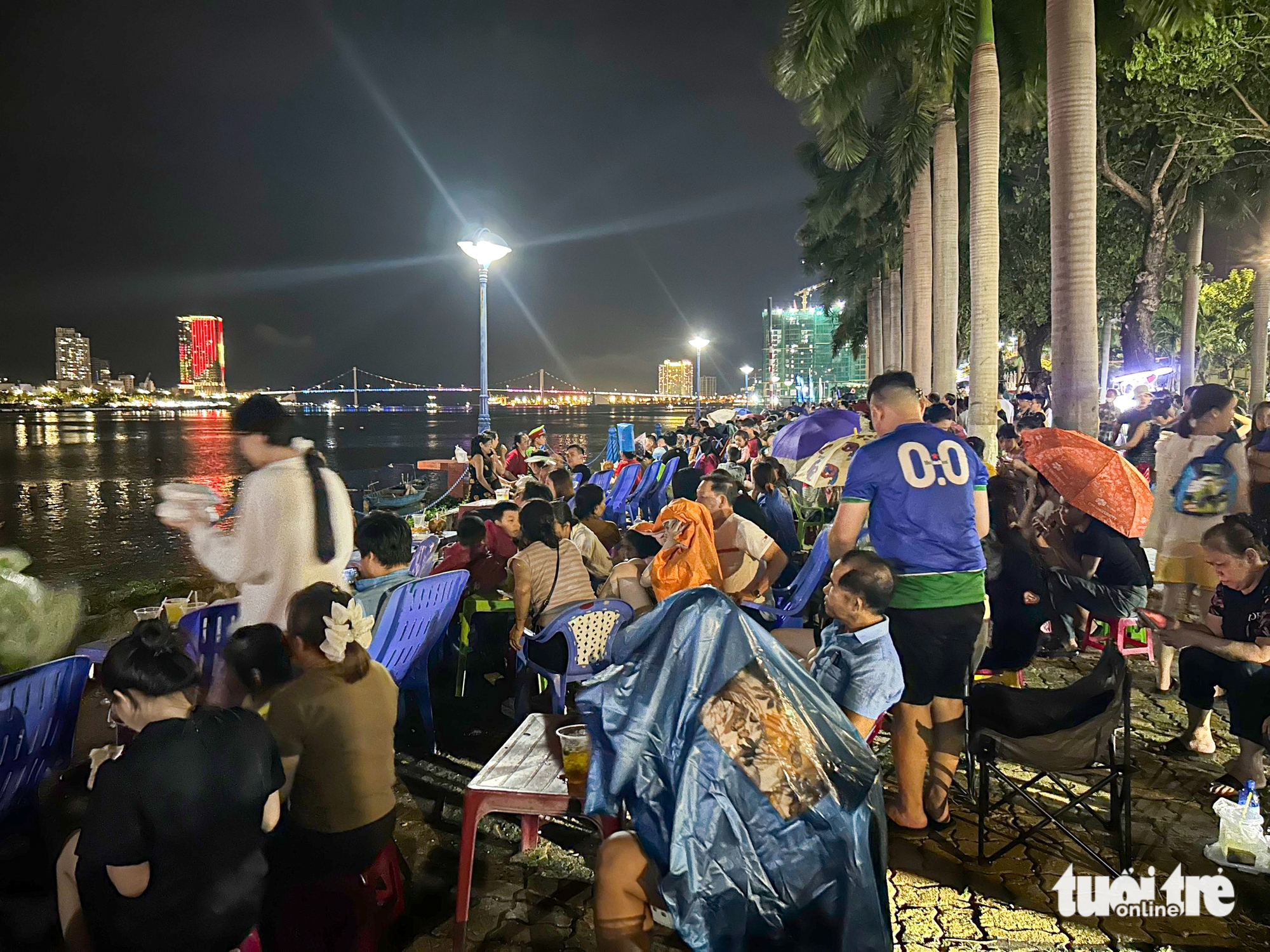 市民冒雨观看庆祝岘港-广南'归一家'的烟花