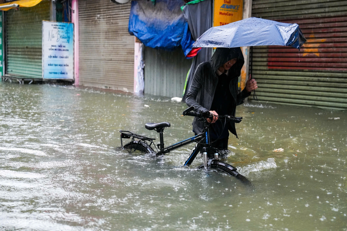 居民在桥下避雨，涉水寻找回家路