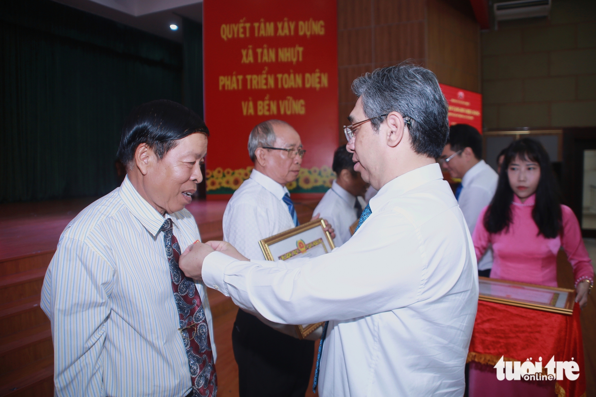 胡志明市市委副书记阮福禄在新日乡党委颁发党徽