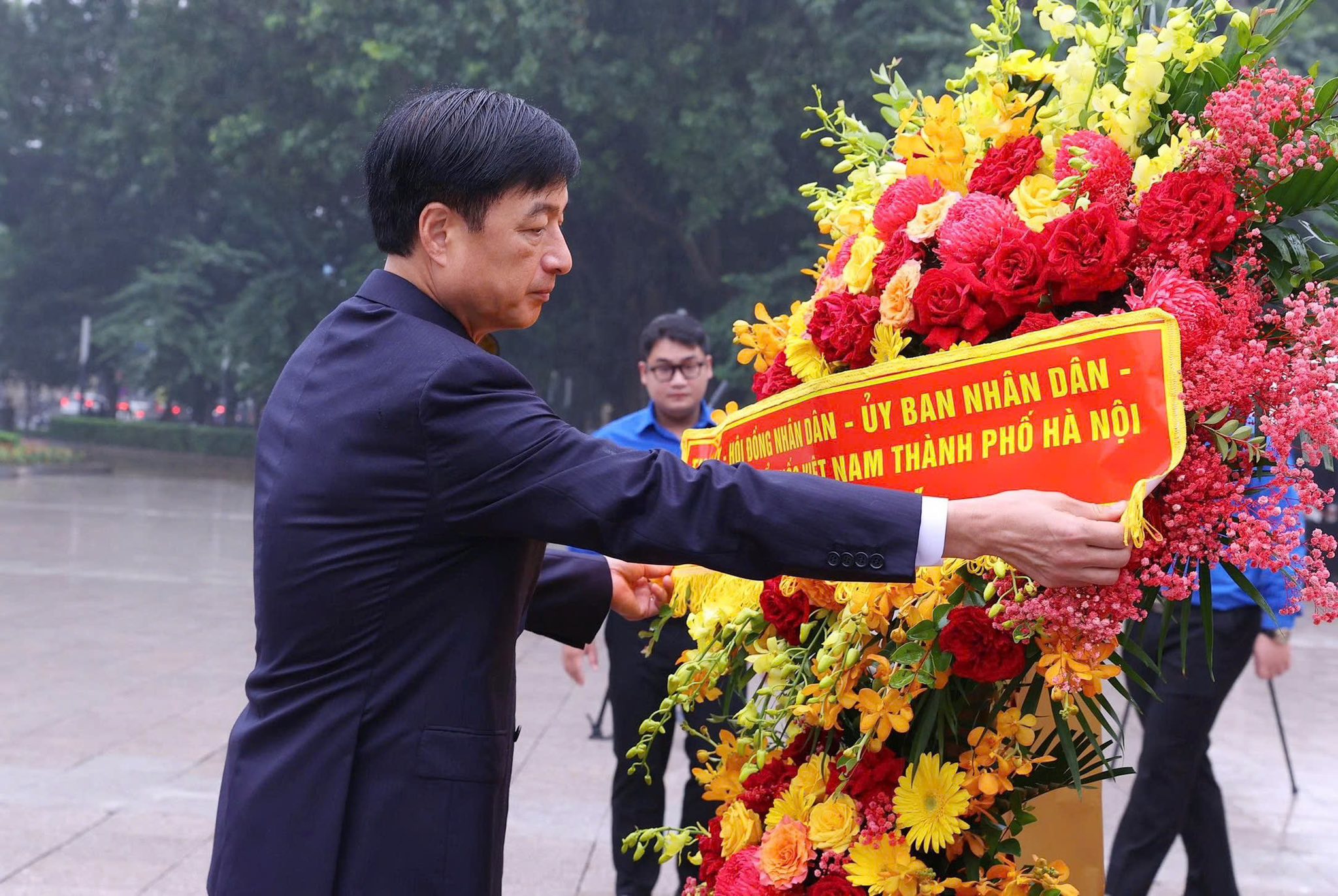 河内市委书记阮唯玉在列宁纪念碑献花纪念俄国十月革命