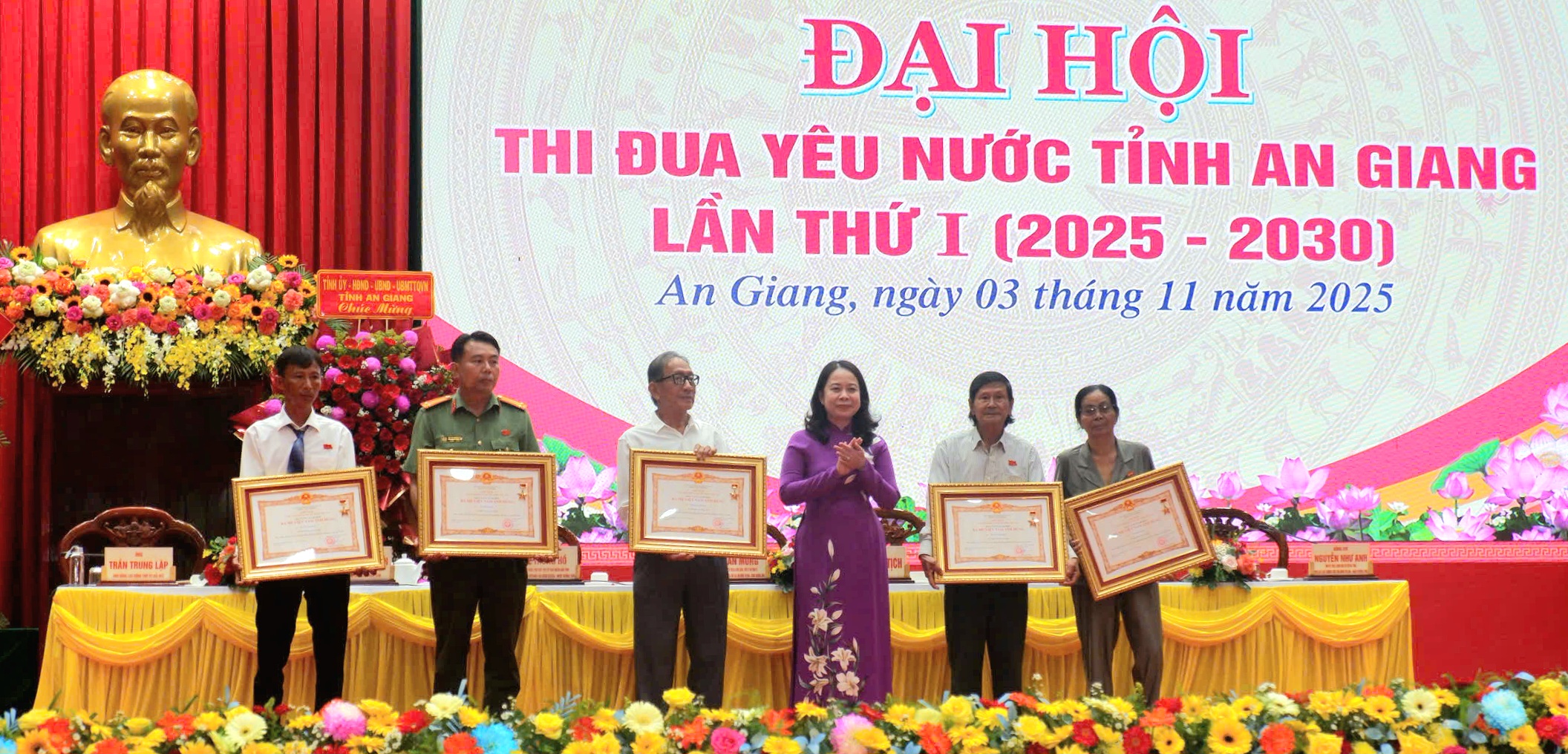 在安江省爱国竞赛大会上表彰62个集体和个人