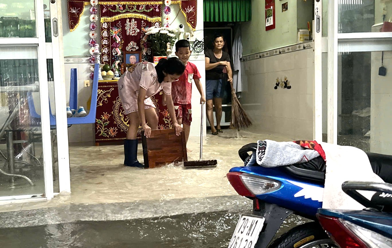 大雨，洪水涌入芽庄北部的民居