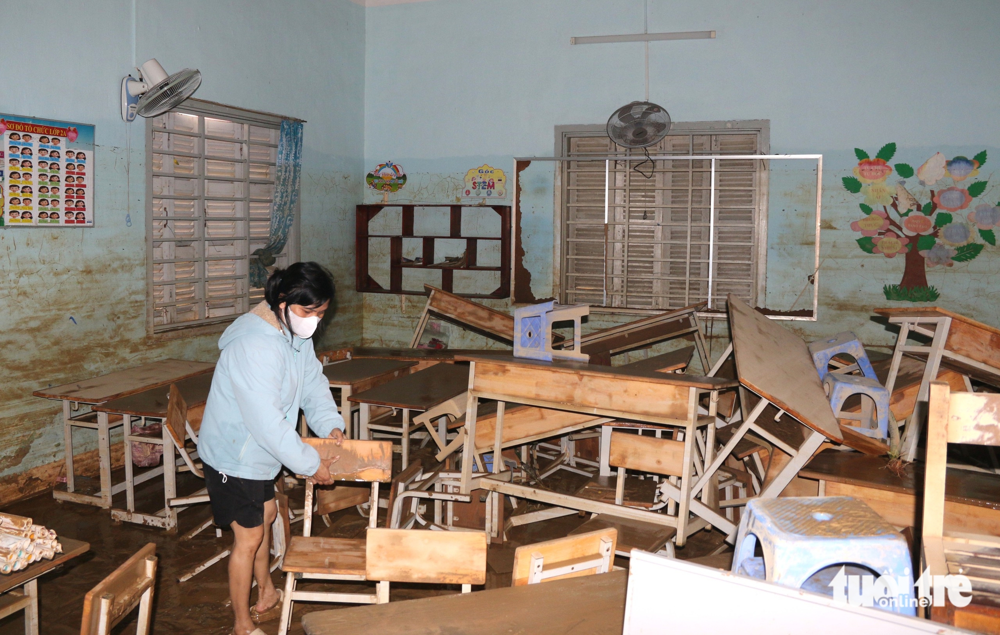 庆和省的学校在历史性洪水后一片狼藉，部队共同参与清理