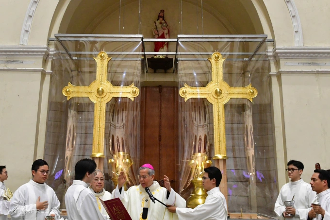 圣母教堂展出两座400公斤镀金圣十字架