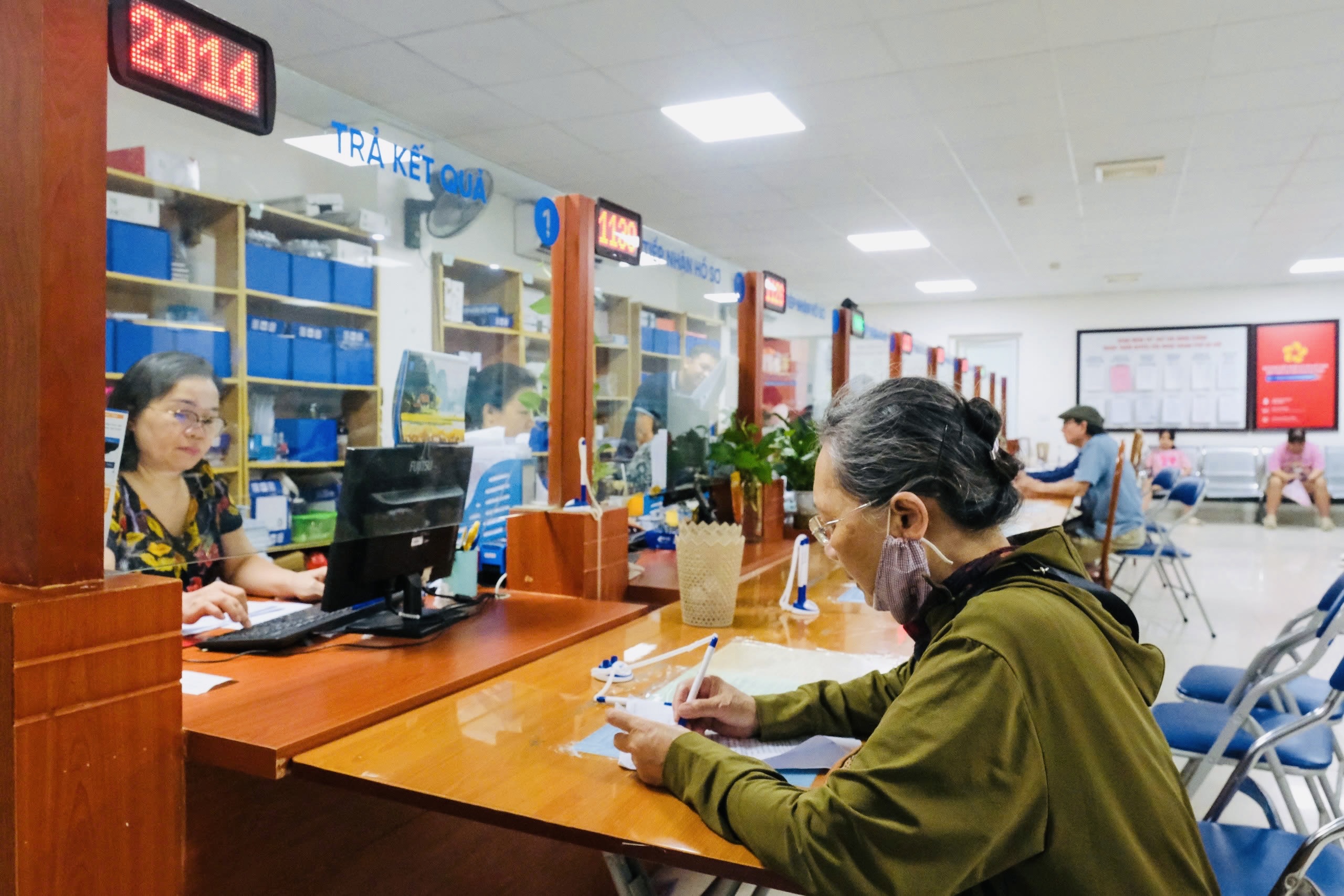 胡志明市社会保险局就民众被额外收取规定外费用一事发声