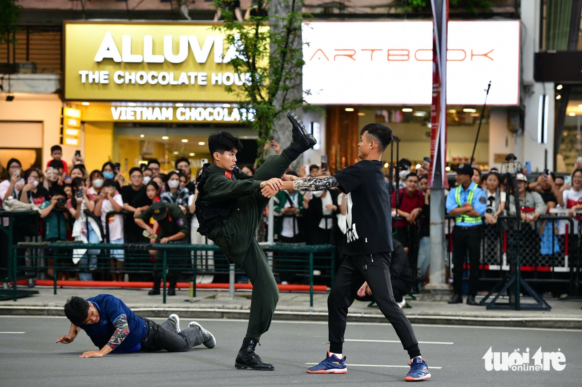 目睹胡志明市公安武术、业务表演