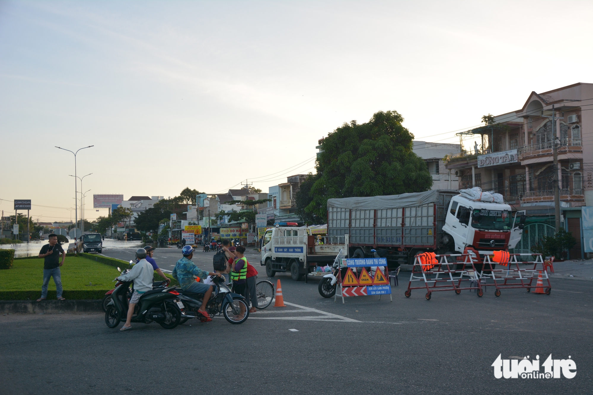 今天上午，洪水仍使平顺省旧区的函胜、富隆地区处于孤立状态