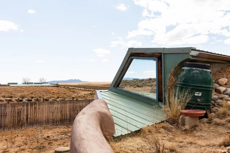 参观新墨西哥州奇特的自给自足绿色Earthship房屋
