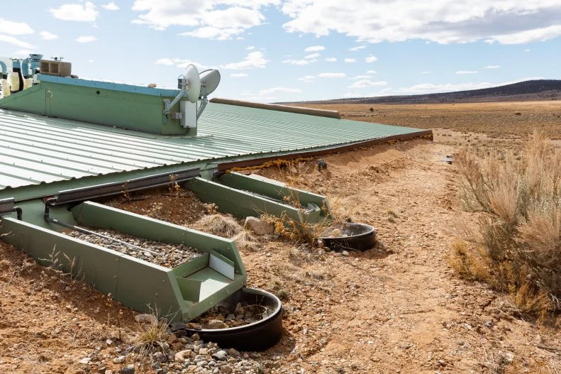 参观新墨西哥州奇特的自给自足绿色Earthship房屋