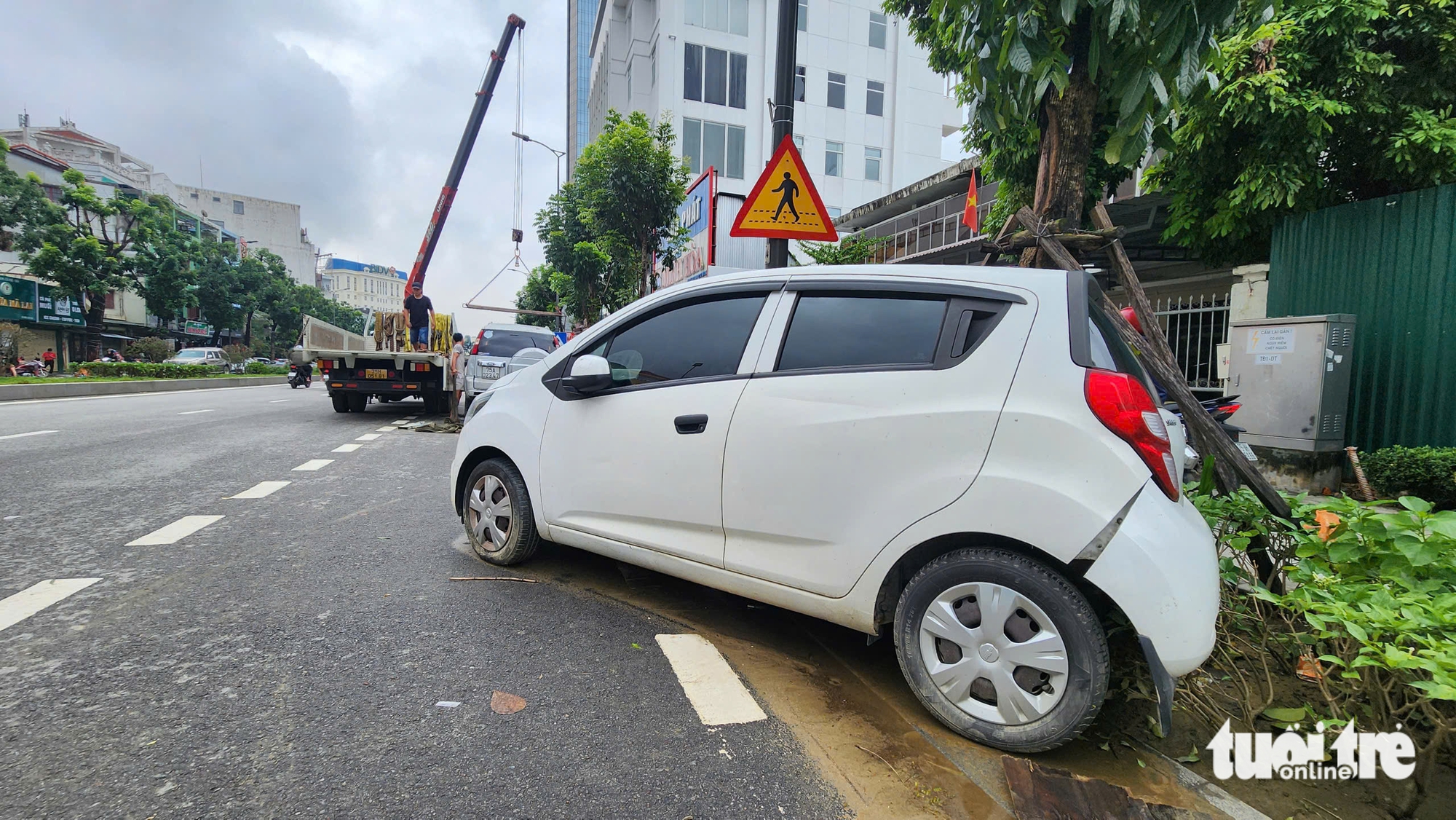 顺化历史性洪水中数千辆汽车和摩托车被淹、短路起火