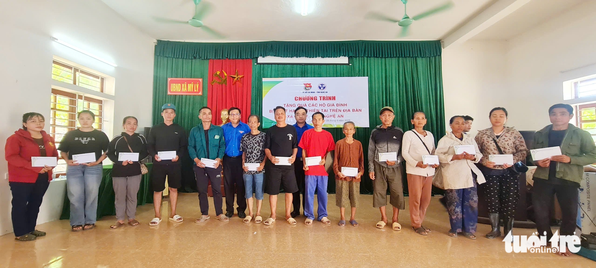胡志明市青年向洪水灾区居民赠送礼物