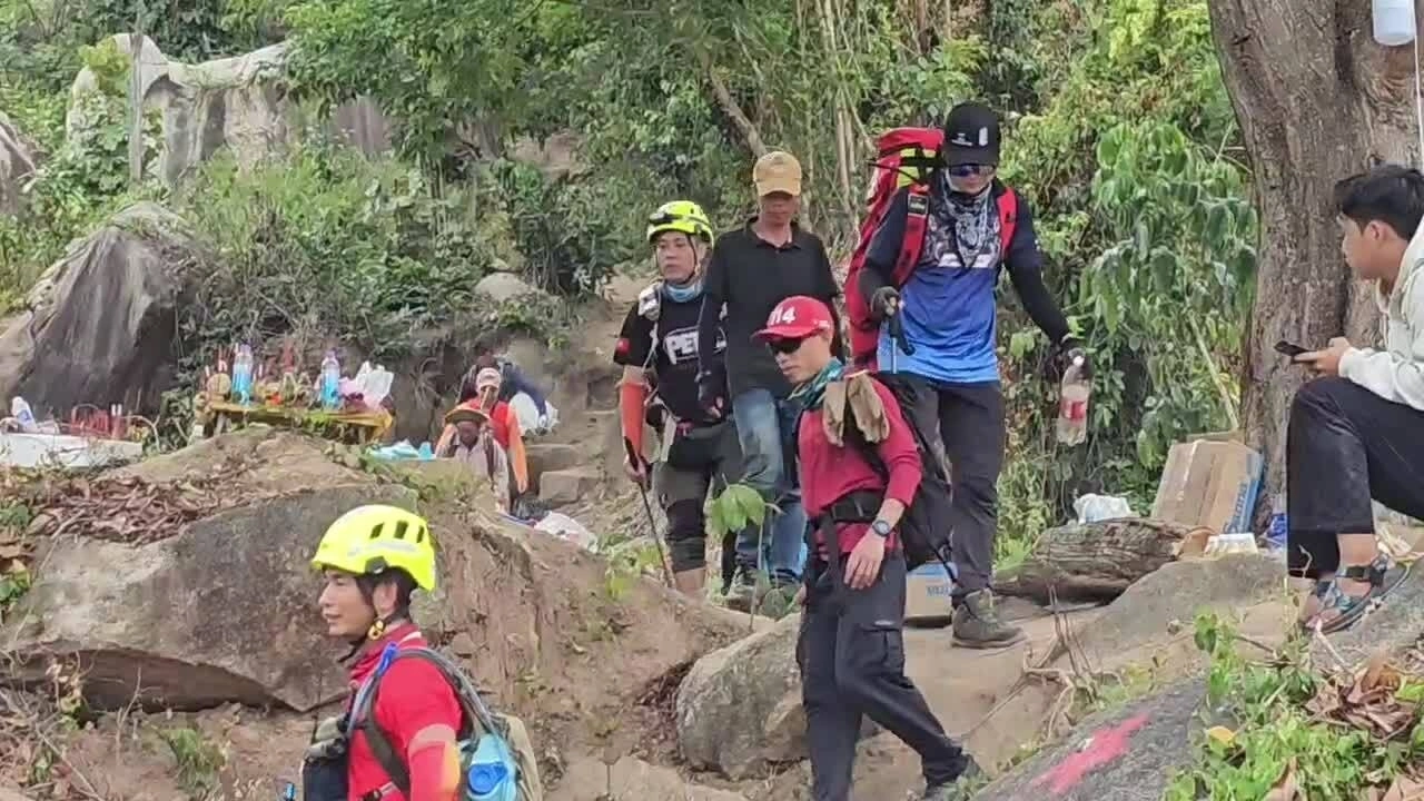 在黄牛山顶发现失踪男青年遗体
