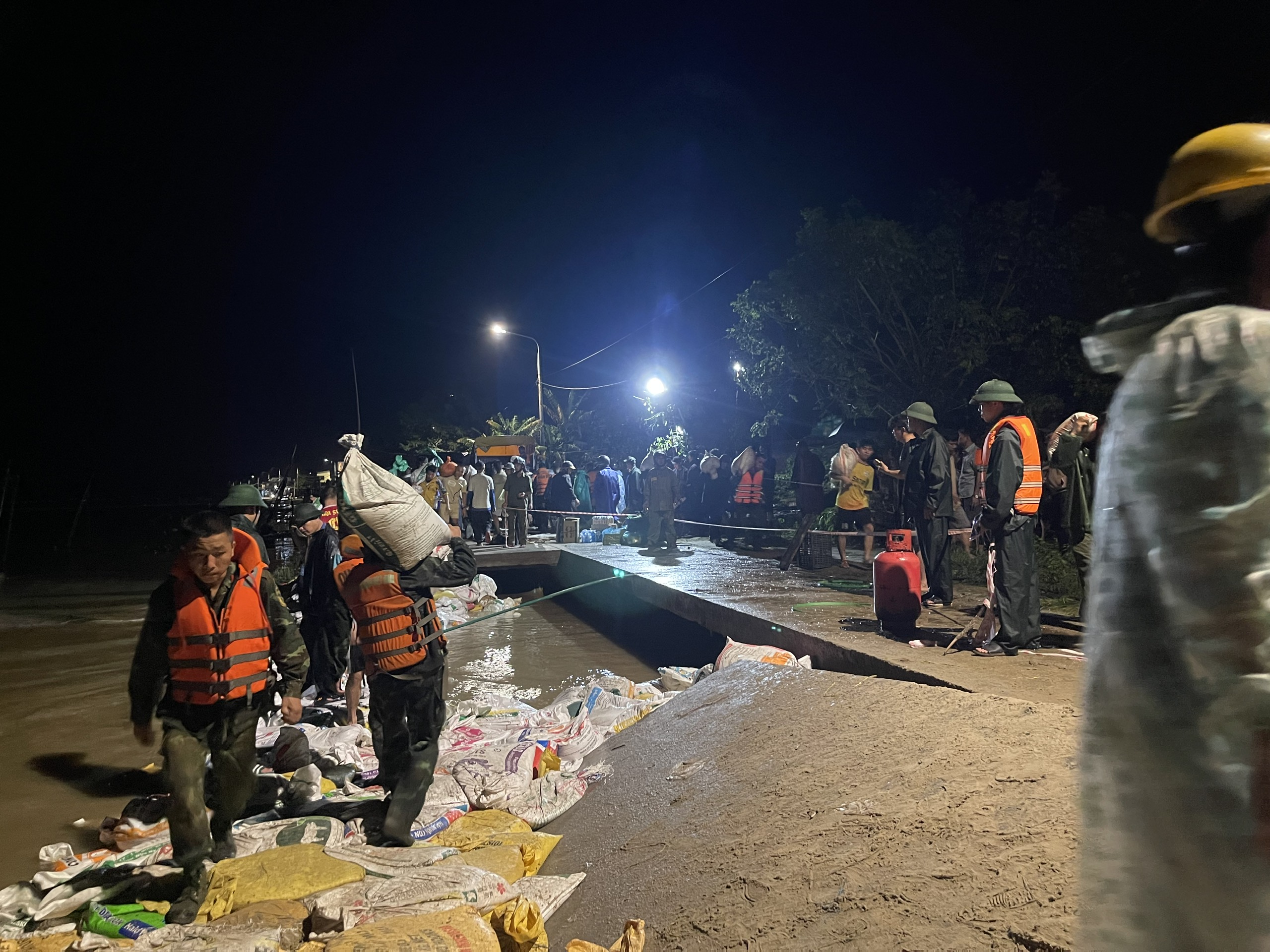 近千人通宵加固岘港堤坝