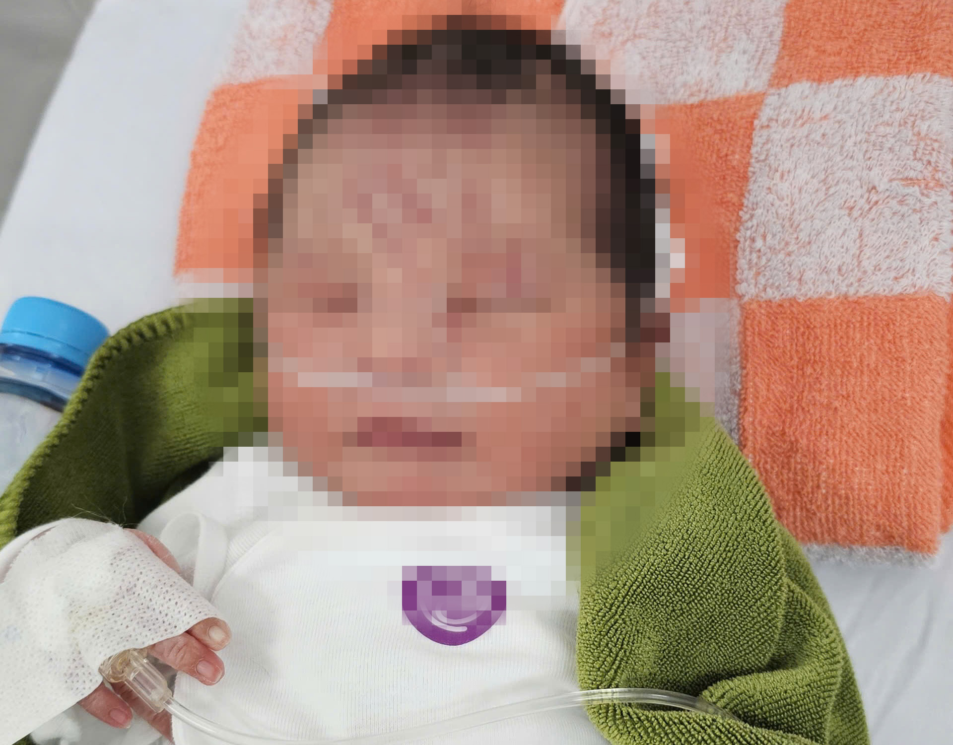 在橡胶园中救出被遗弃的脐带未断女婴