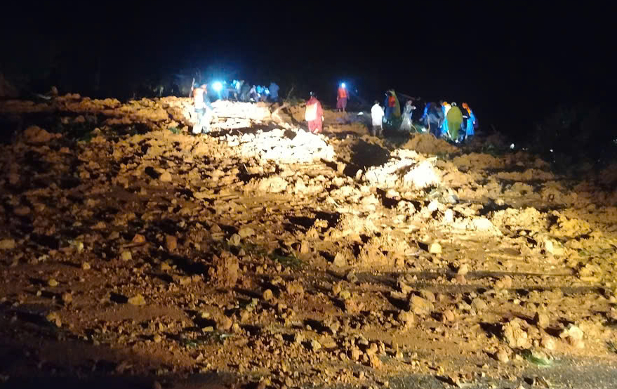 第五军区士兵在滑坡中穿越丛林护送民众就医