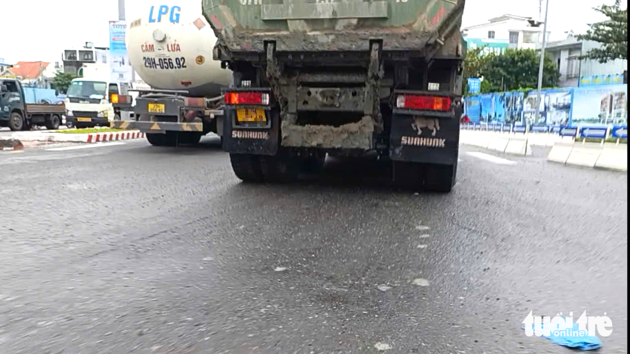 数十吨自卸车无视禁行标志，岘港多条街道泥泞不堪