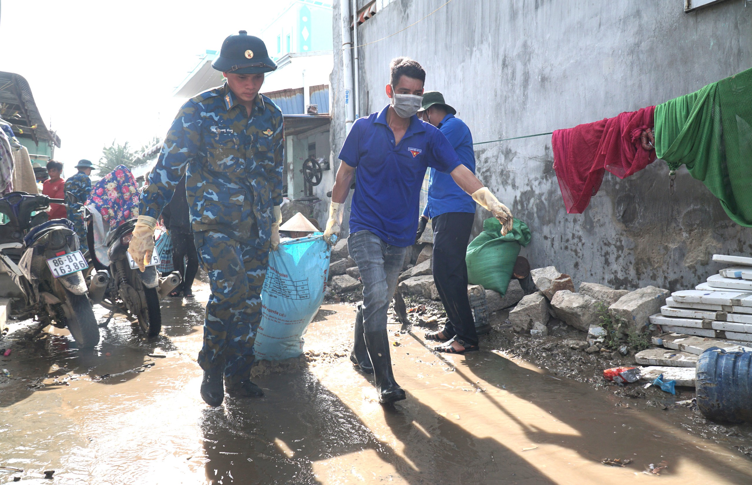 龙河水库前所未有地泄洪：联香居民许多财产随洪水流失