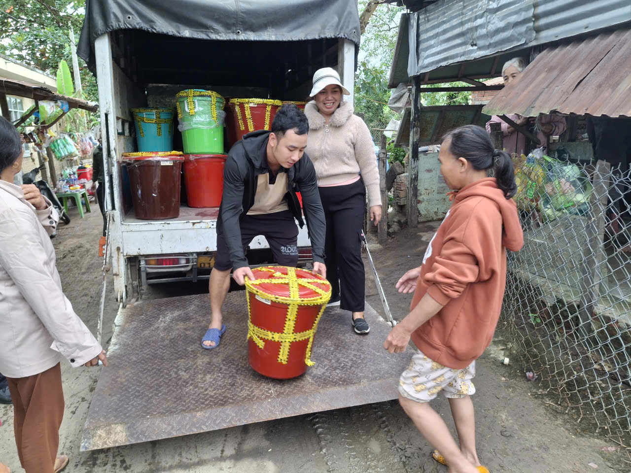 救援桶的“父亲”：父母将我放入塑料桶中躲避洪水