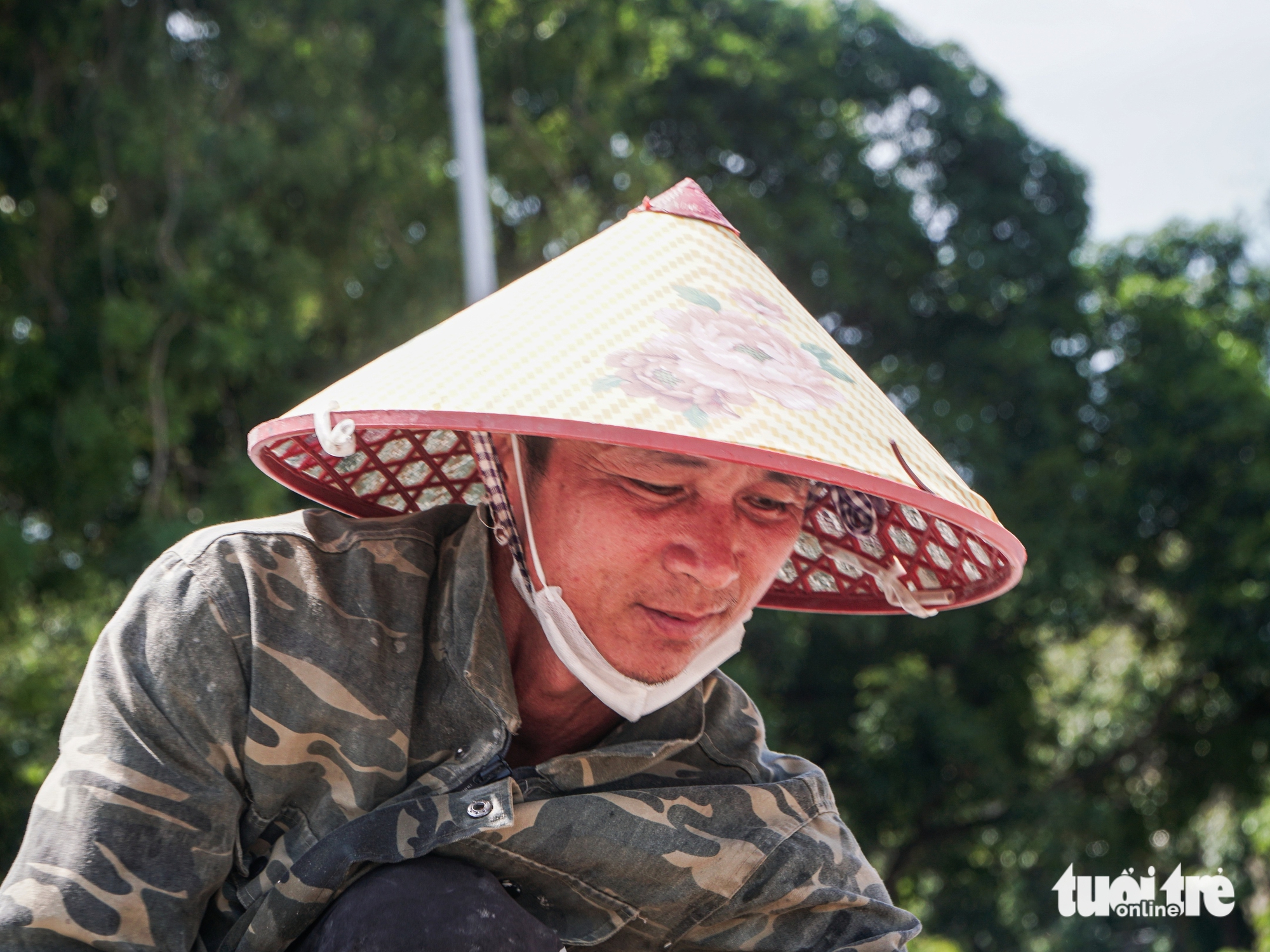 工人在40度高温下辛勤施工扩建巴亭广场项目