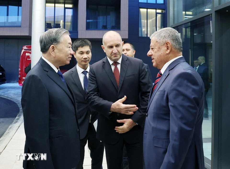 总书记苏林访问保加利亚专业无人机国防公司