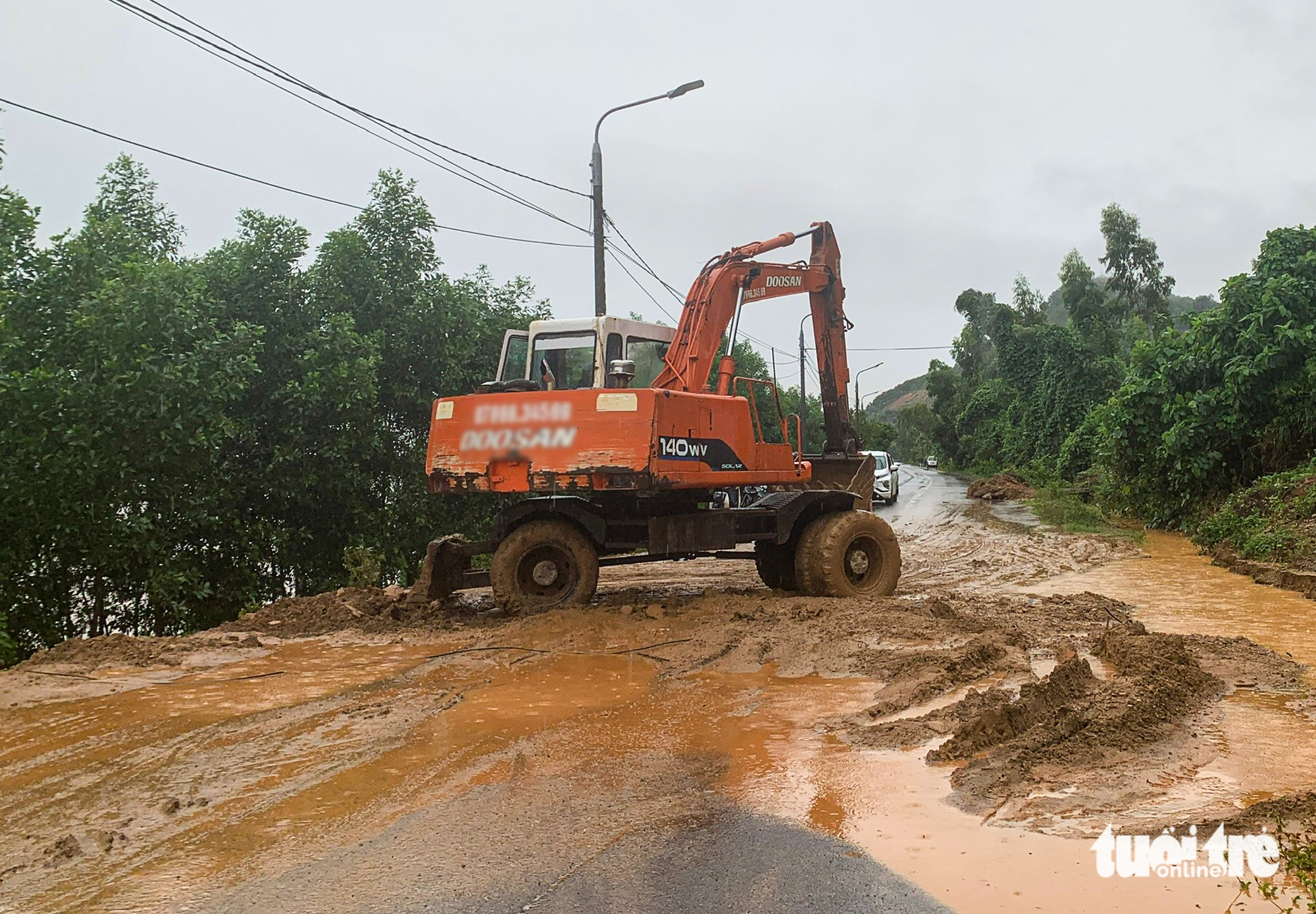 大雨导致岘港山区洪水泛滥，泥石流冲上道路