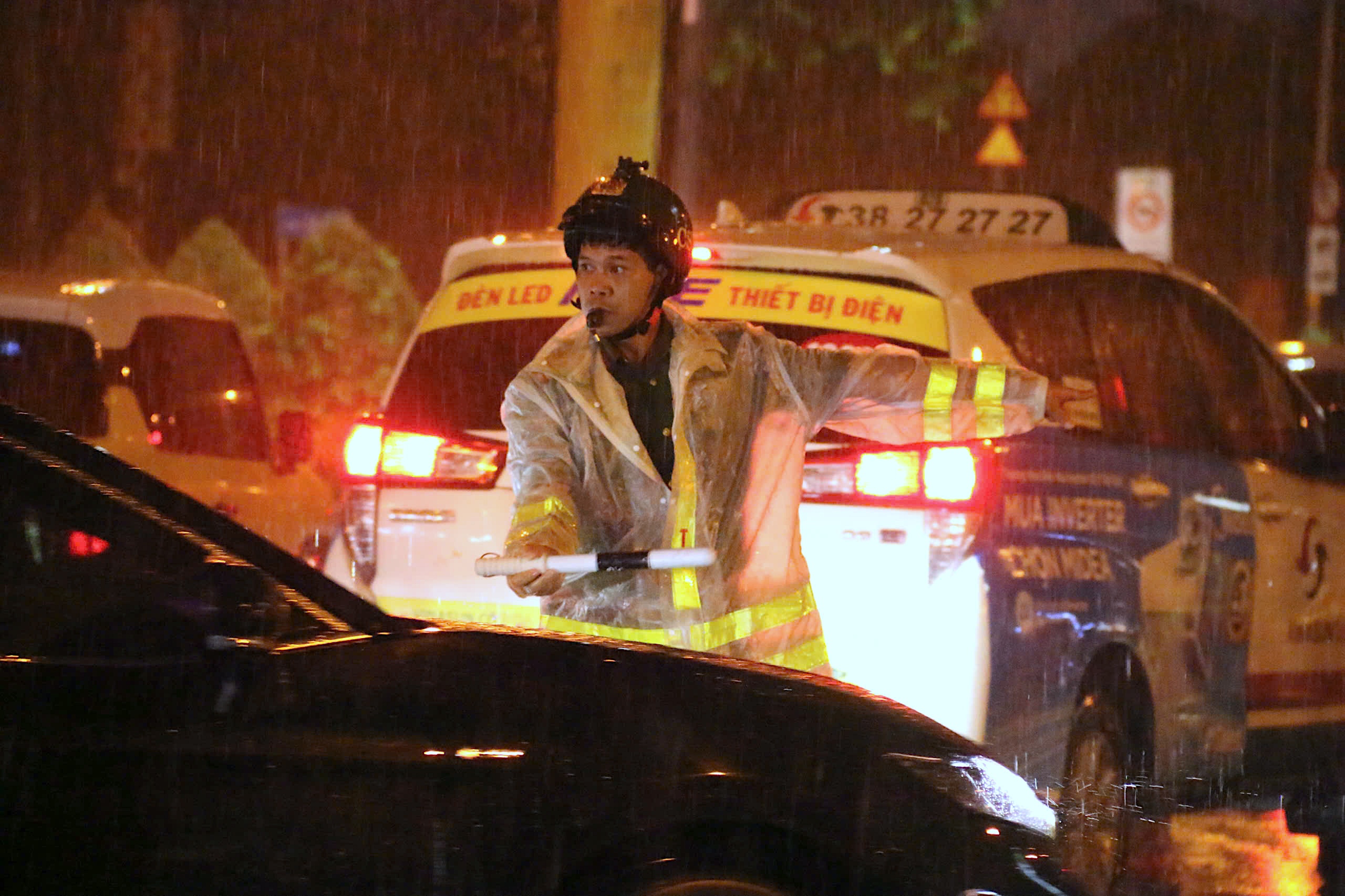 民众冒雨，警察在平沼1桥紧张疏导交通
